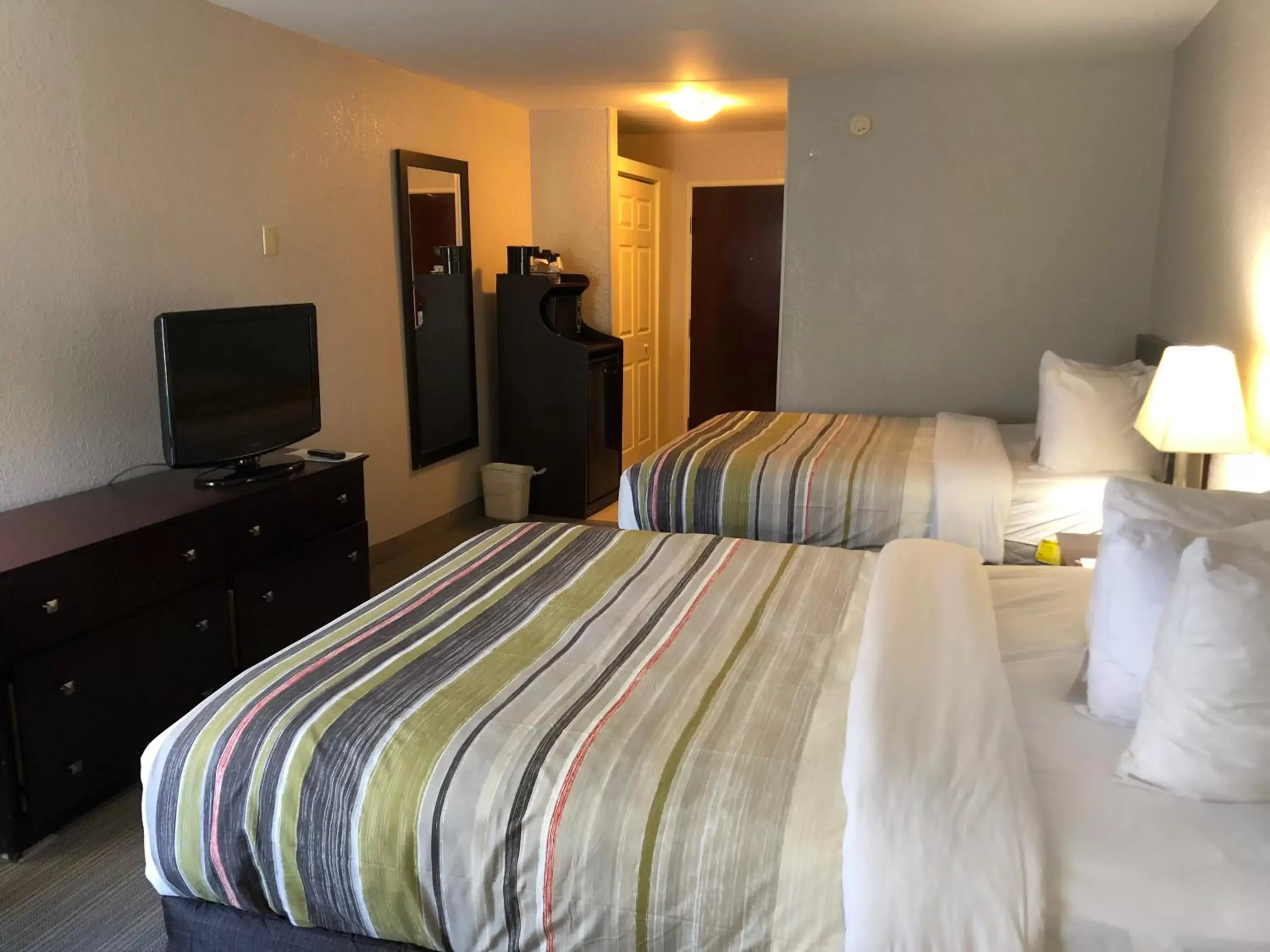 Bed in Country Inn & Suites by Radisson, Greenville, NC