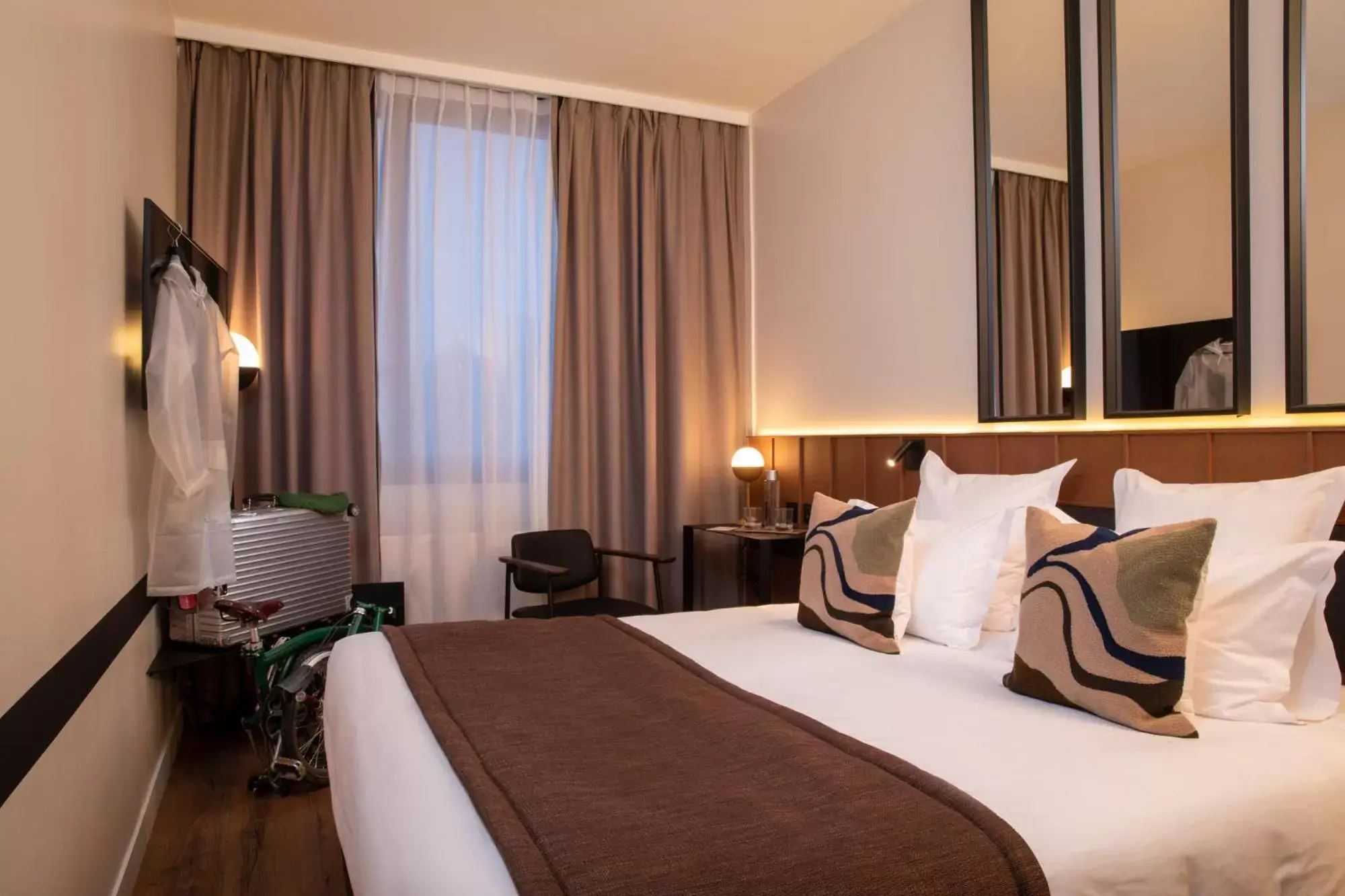 Standard King Room in Hôtel du Port Standard King Room in Hôtel du Port