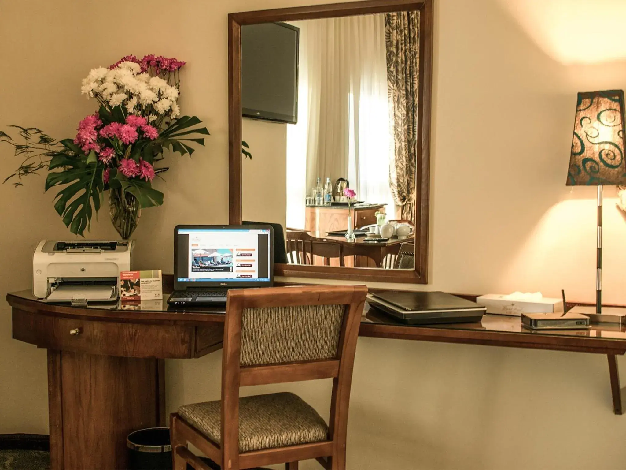 Bedroom, TV/Entertainment Center in Cherry Maryski Hotel