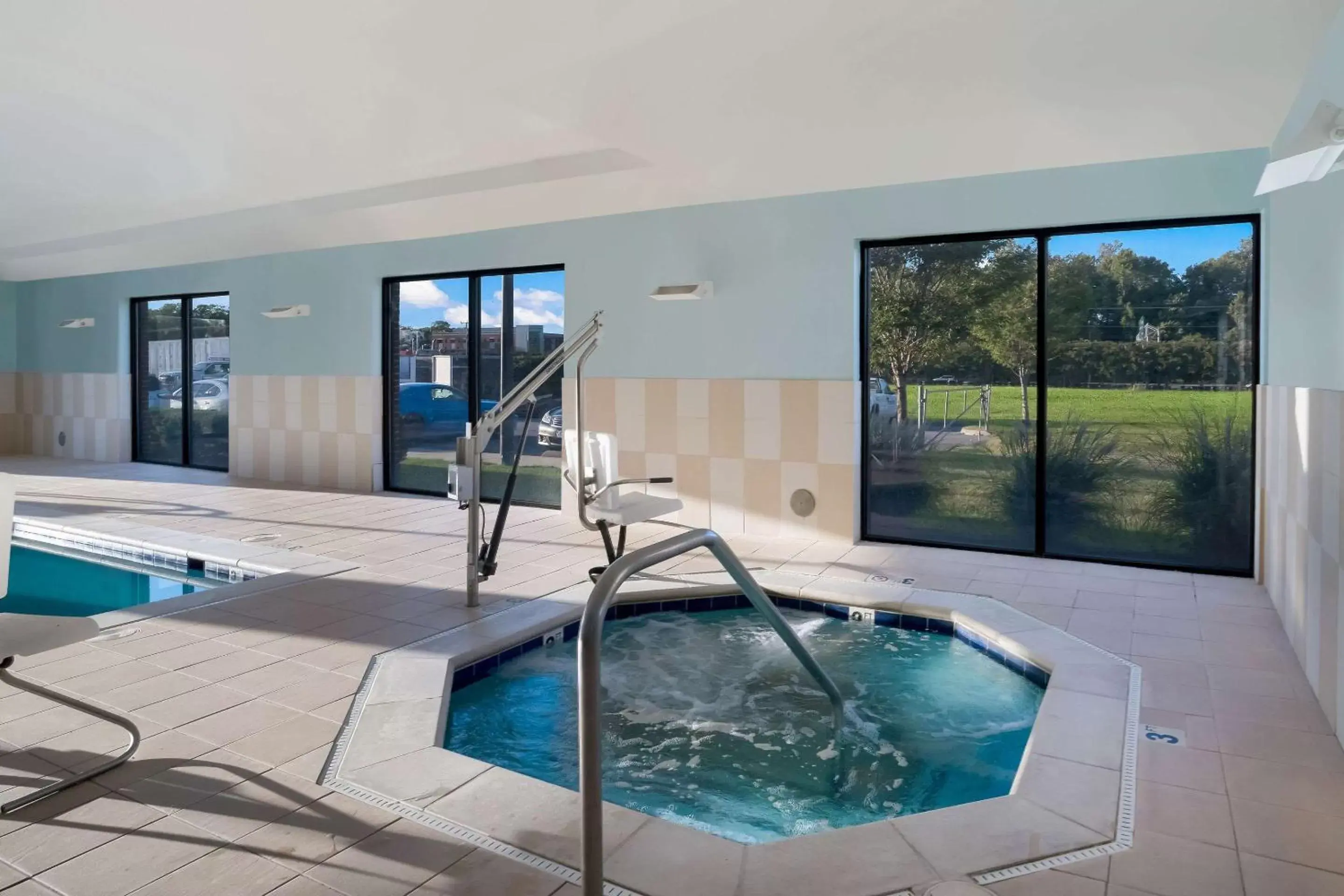Swimming Pool in Comfort Suites Suffolk – Chesapeake