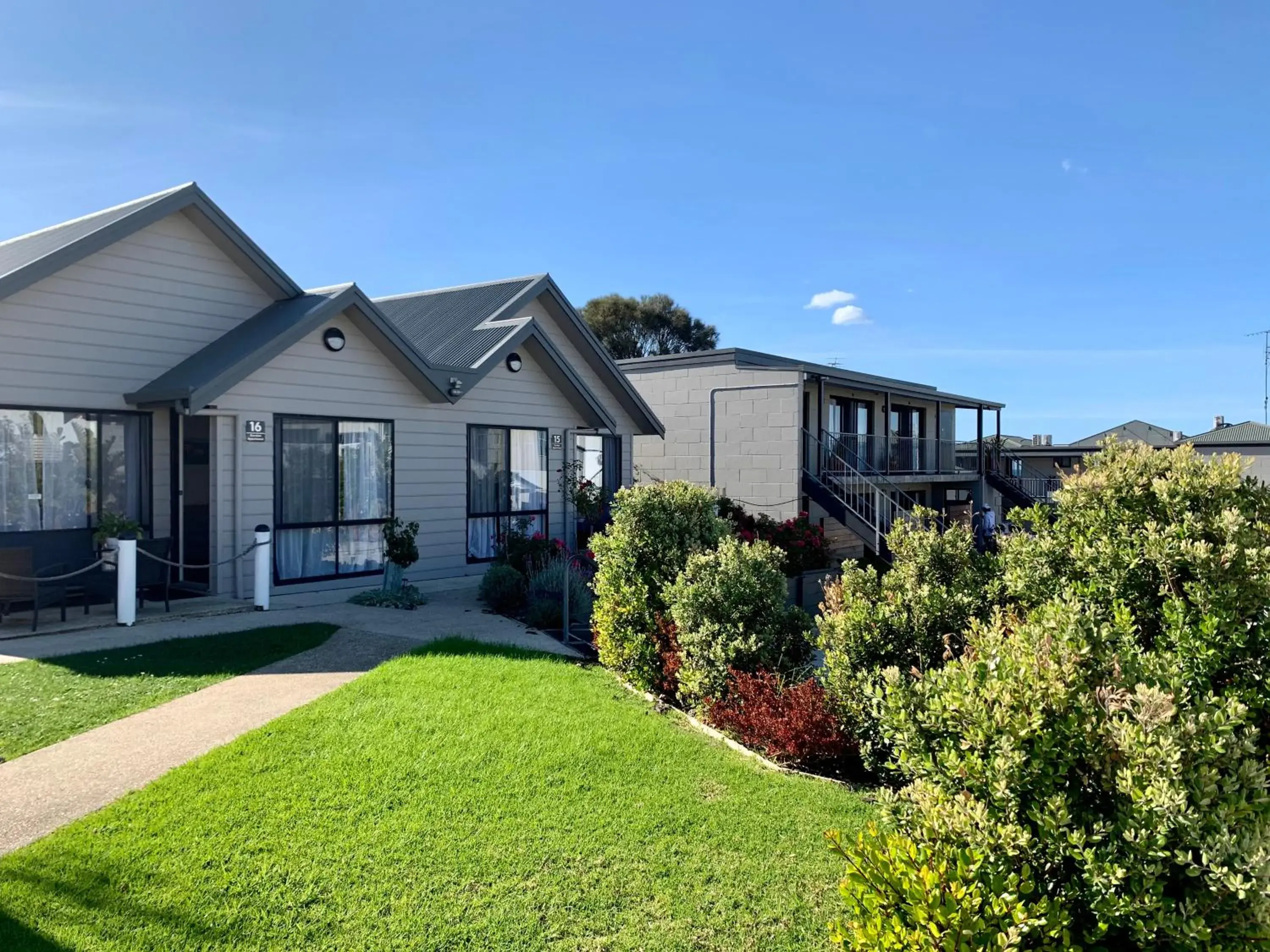 Garden, Property Building in Apollo Bay Waterfront Motor Inn