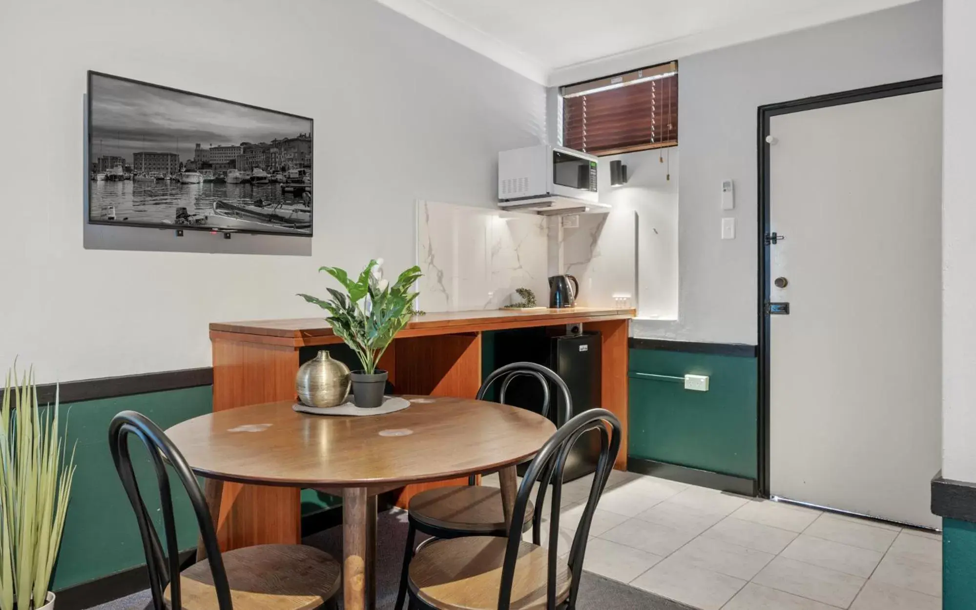 Kitchen or kitchenette, Dining Area in Echo Point Discovery Motel