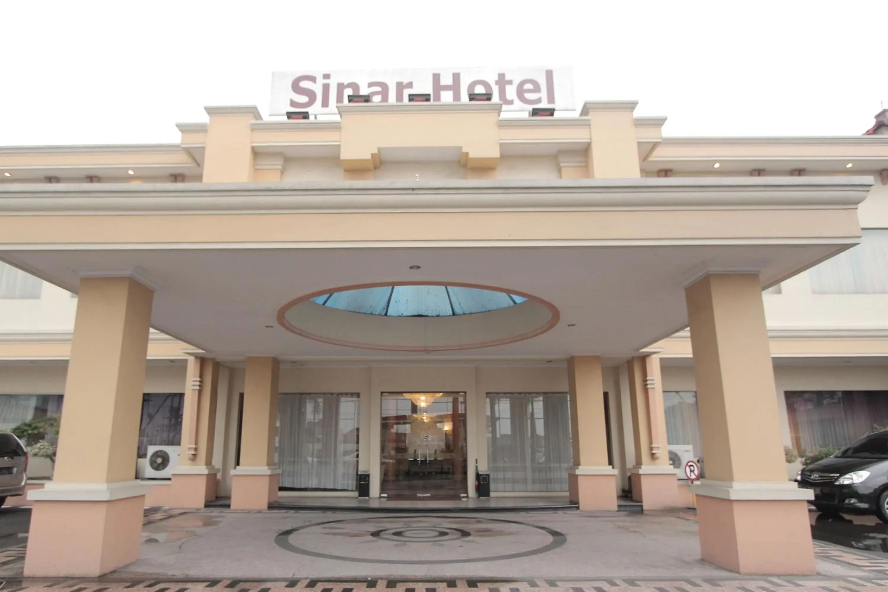 Facade/entrance in Hotel Sinar 2 Facade/entrance in Hotel Sinar 2