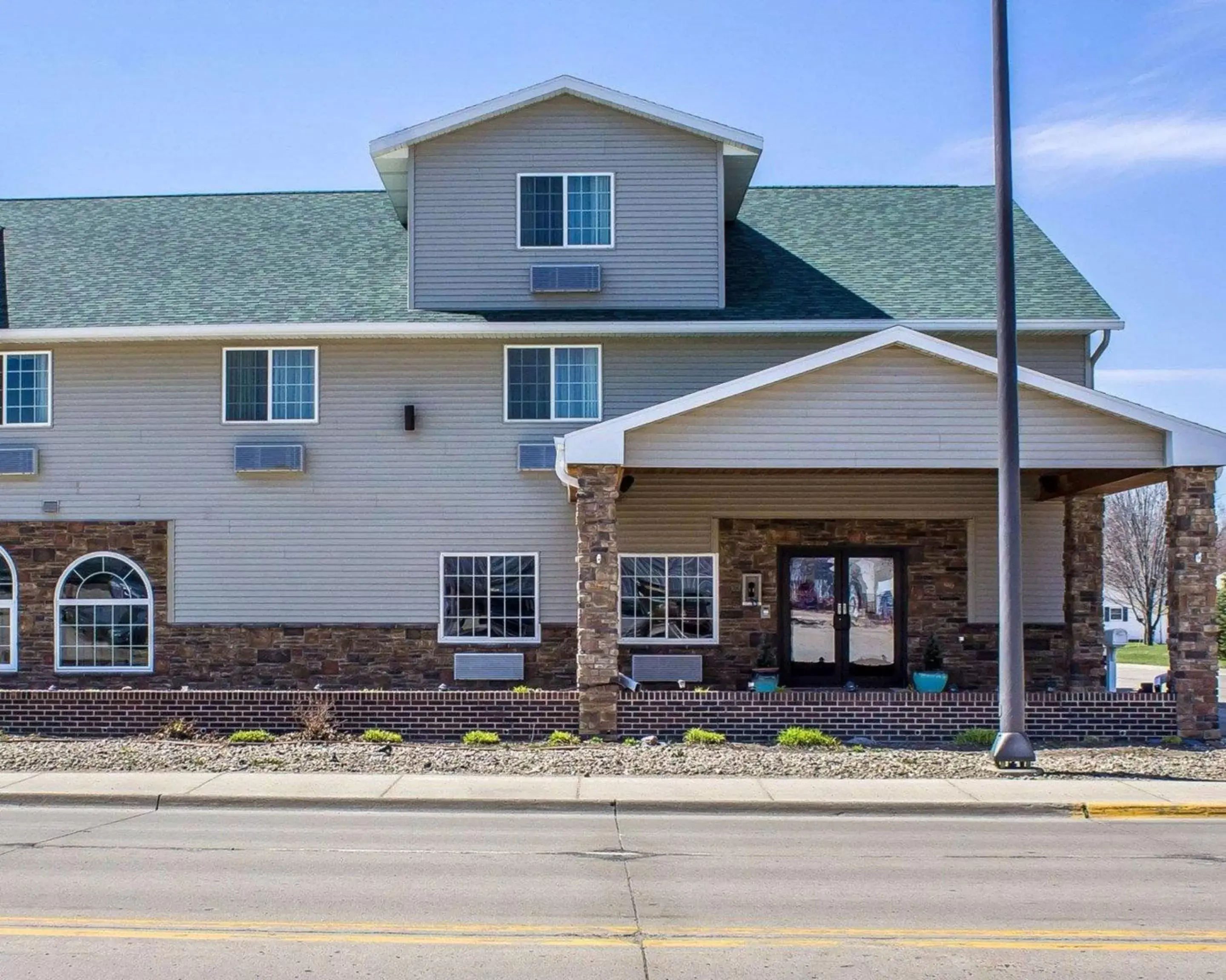 Property building in Rodeway Inn & Suites near Okoboji Lake Property building in Rodeway Inn & Suites near Okoboji Lake