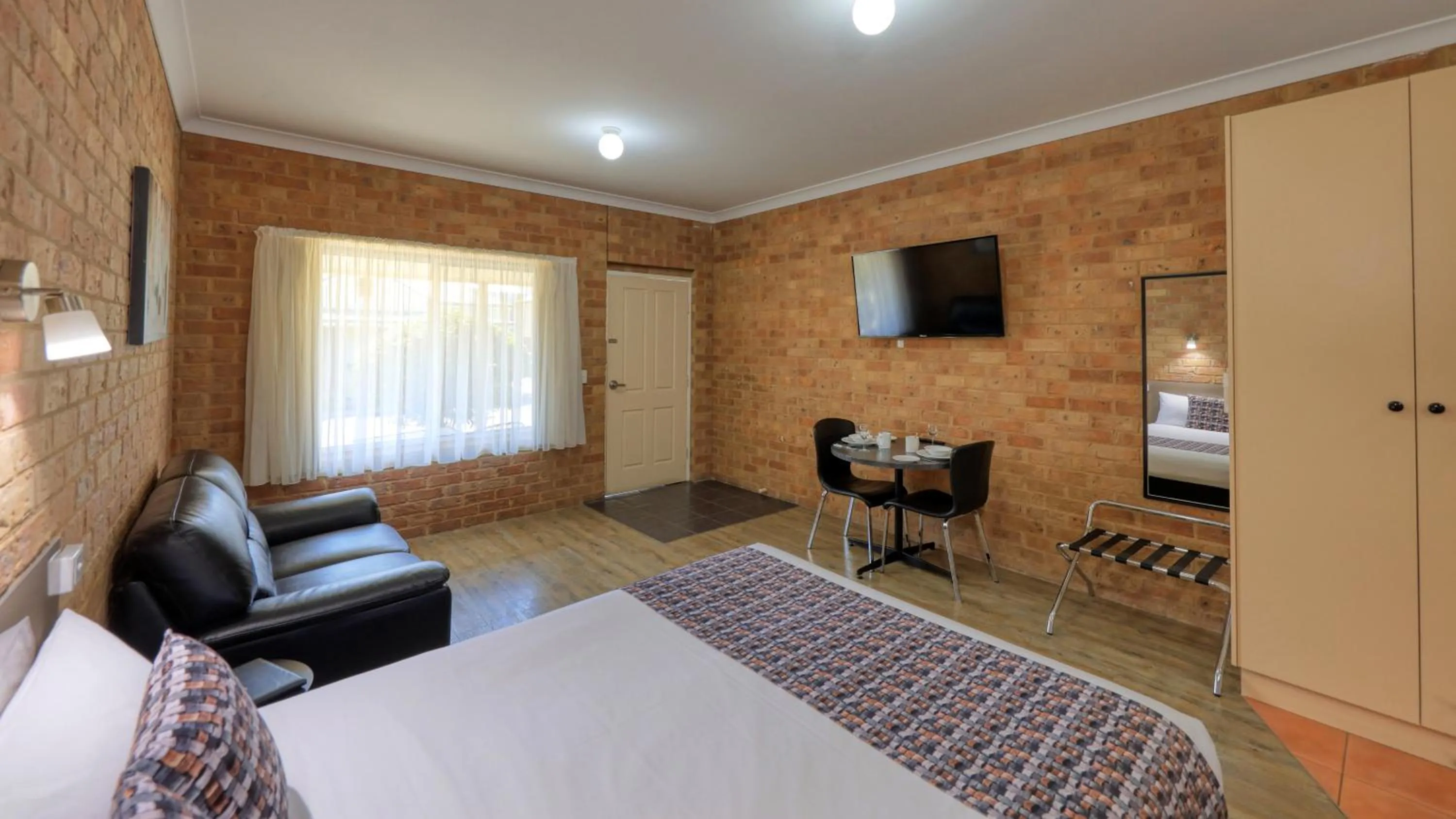 TV and multimedia, Bed in Bridges on Meninya Motel & Apartments