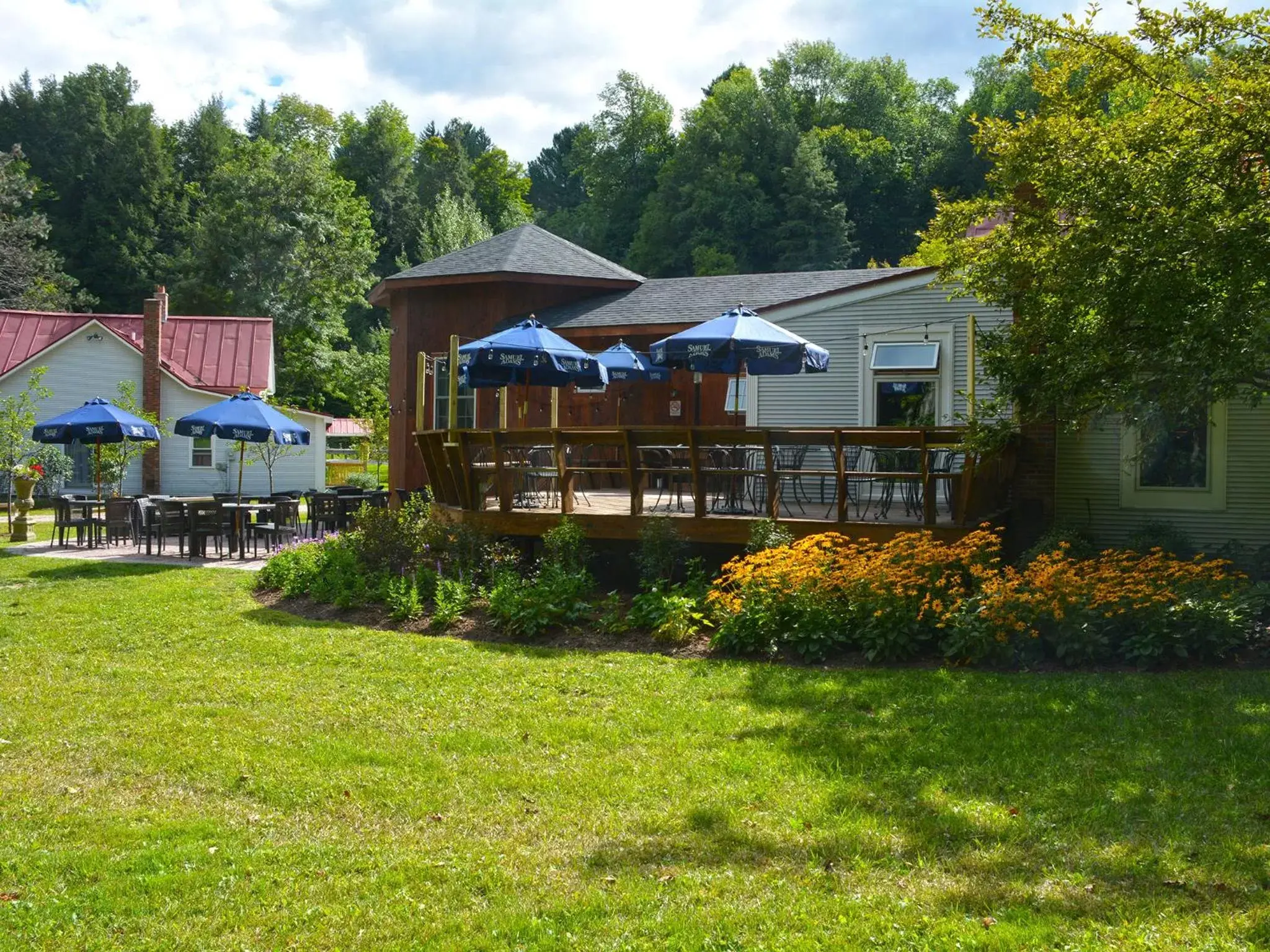 Property Building in Hyde Away Inn