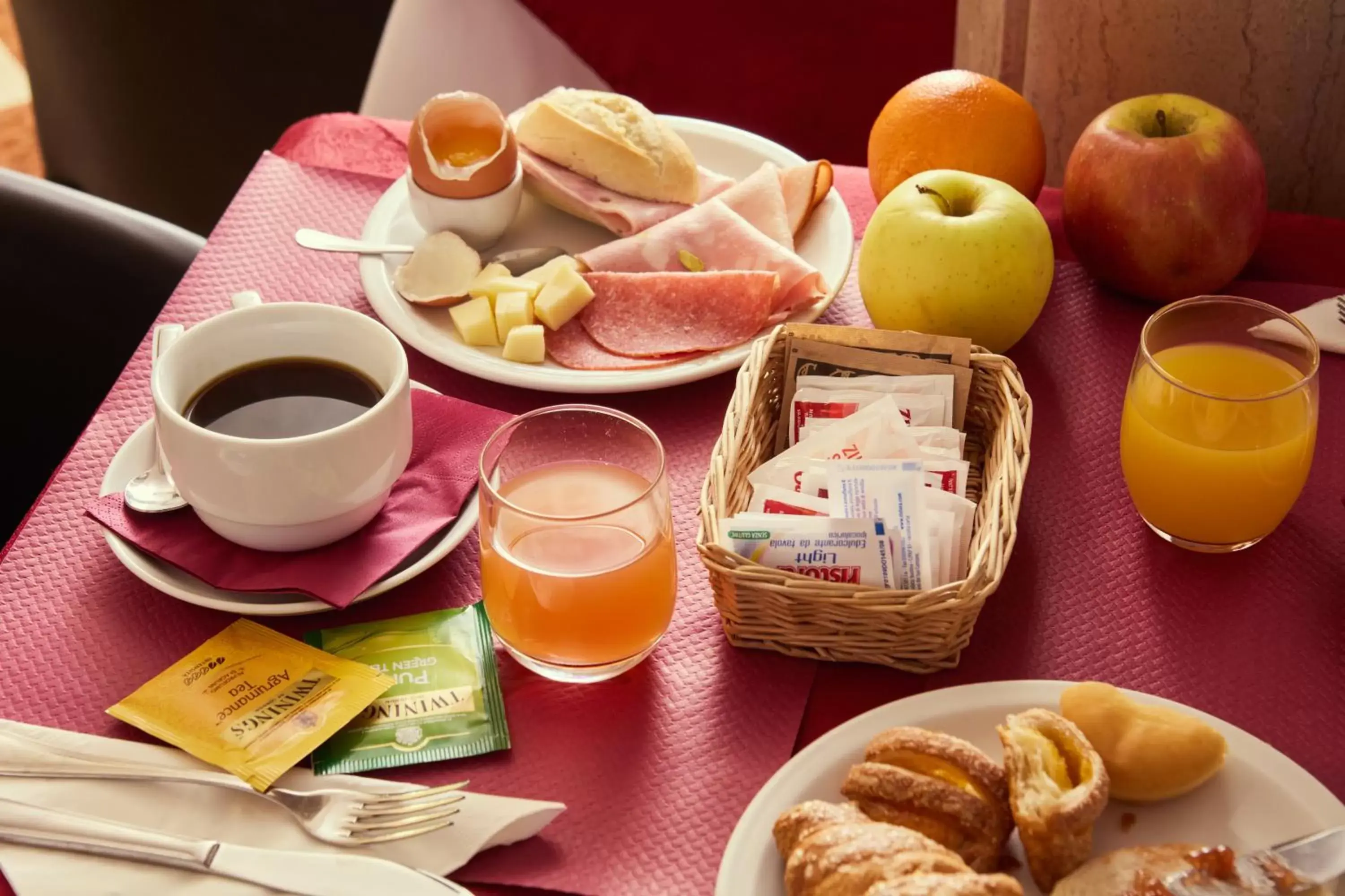 Breakfast in Hotel Commercio & Pellegrino