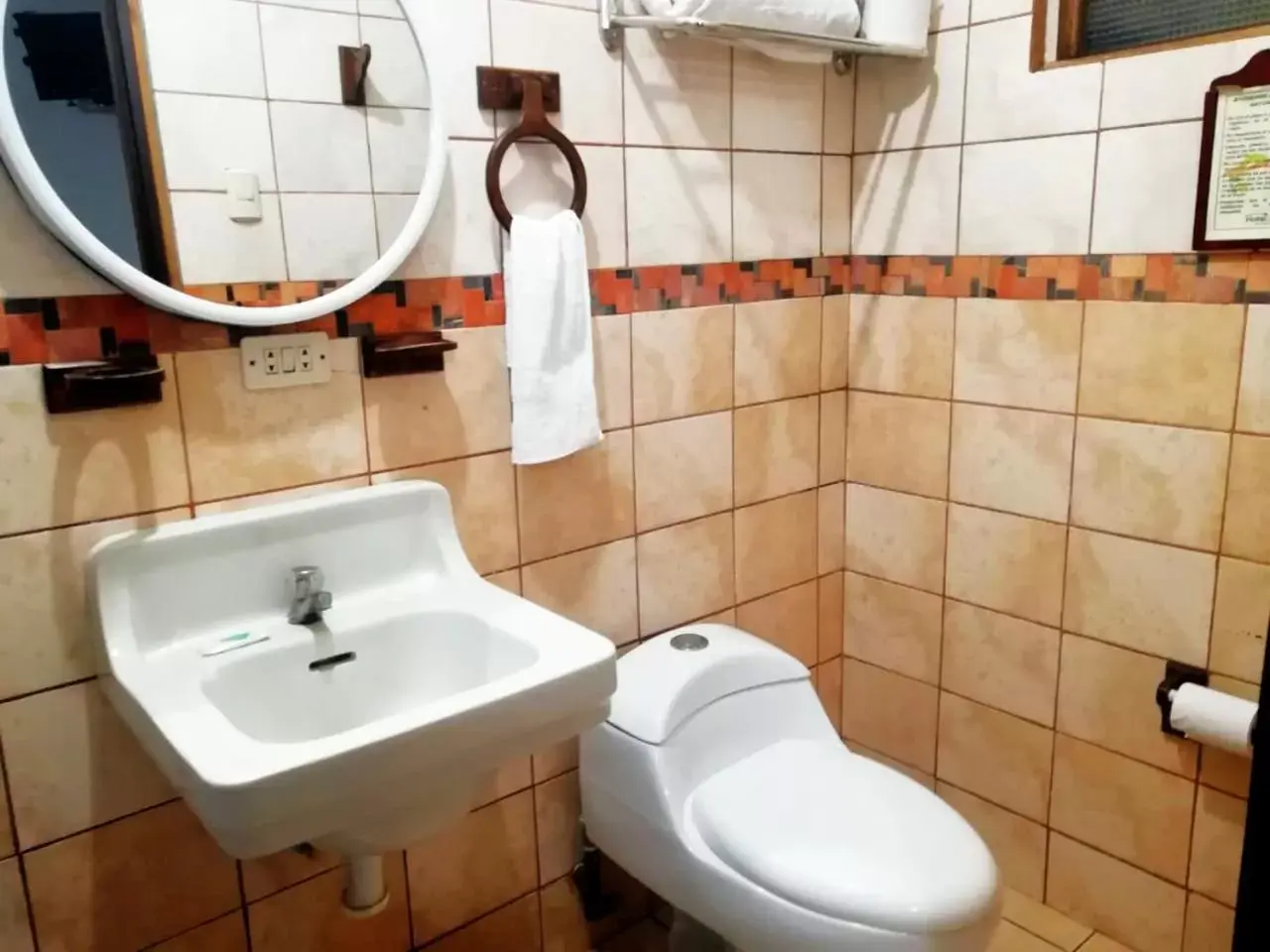 Property building, Bathroom in Hotel Pacande B&B