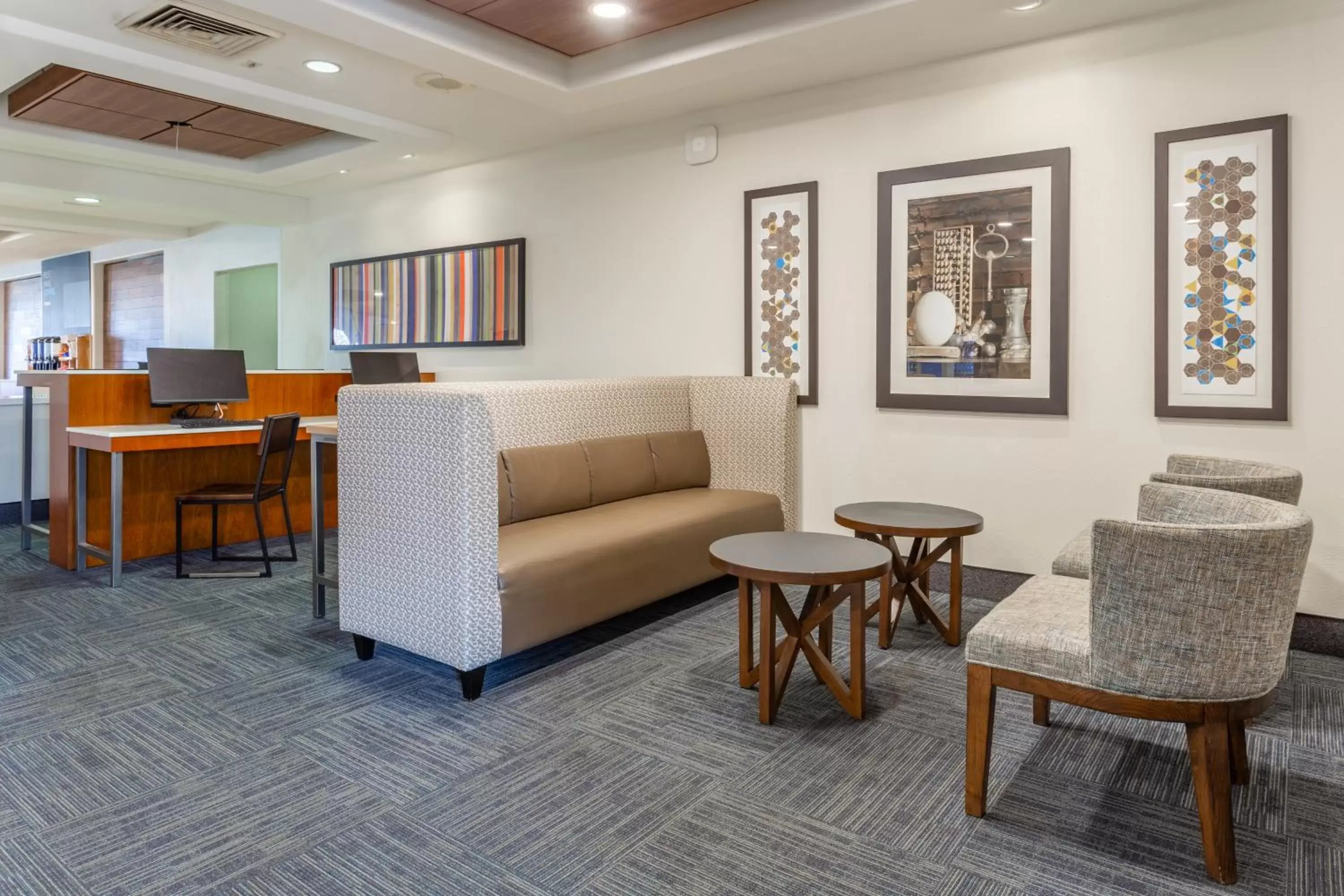 Lobby or reception, Seating Area in Holiday Inn Express Rockford-Loves Park, an IHG Hotel