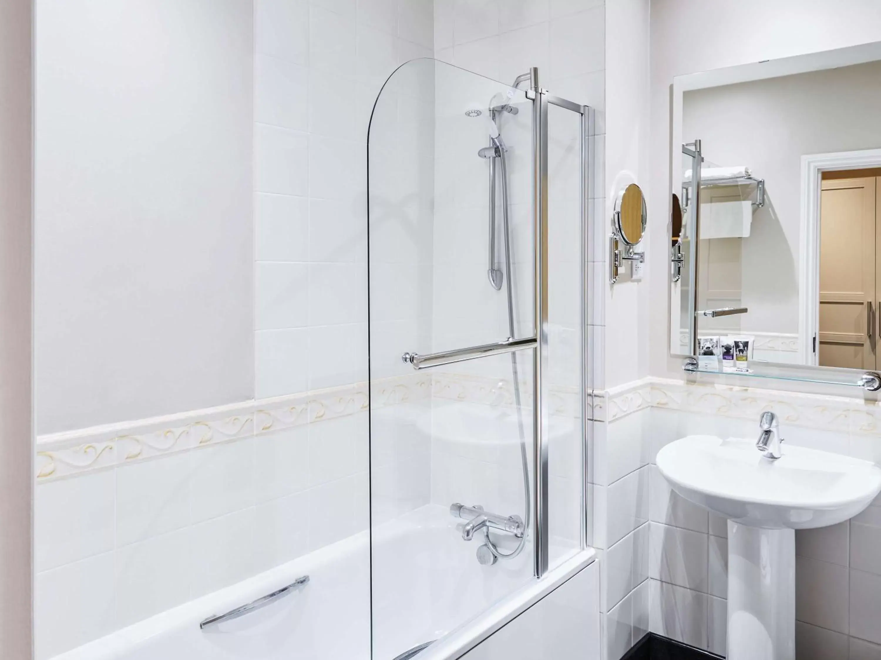 Photo of the whole room, Bathroom in Mercure Newbury West Grange Hotel