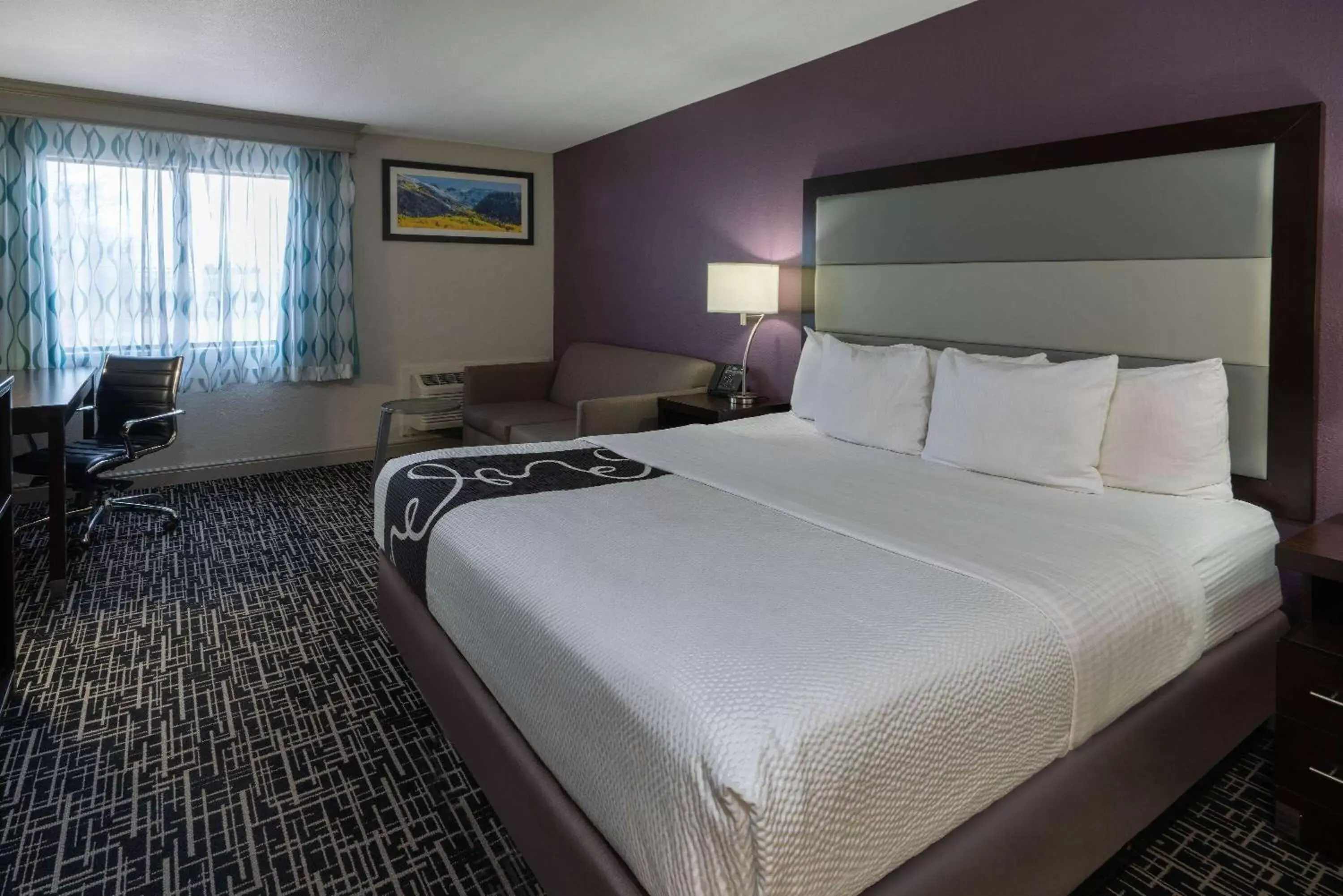 Photo of the whole room, Bed in La Quinta Inn & Suites by Wyndham Fort Collins, Colorado