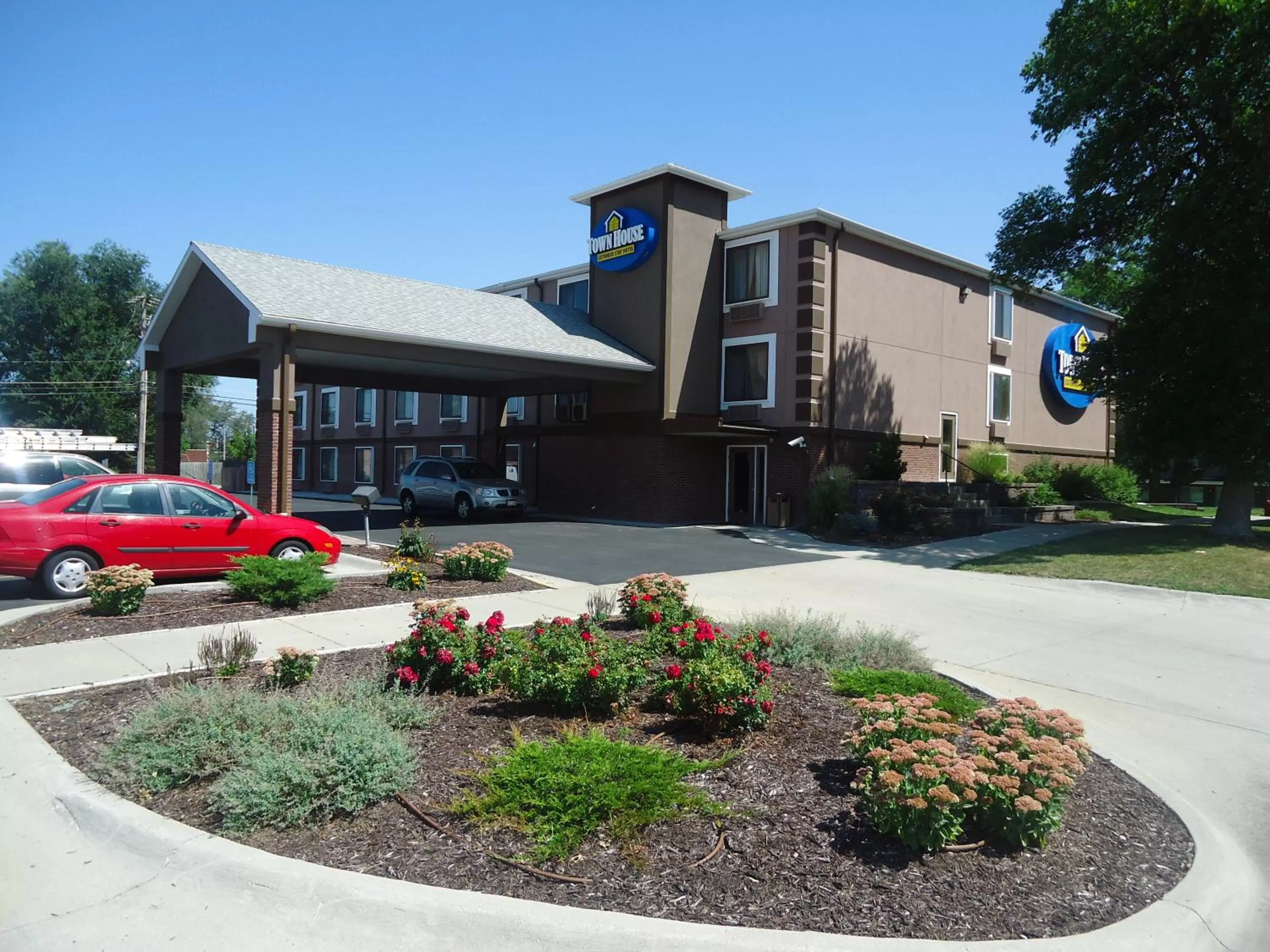 Property building in TownHouse Extended Stay Hotel Downtown