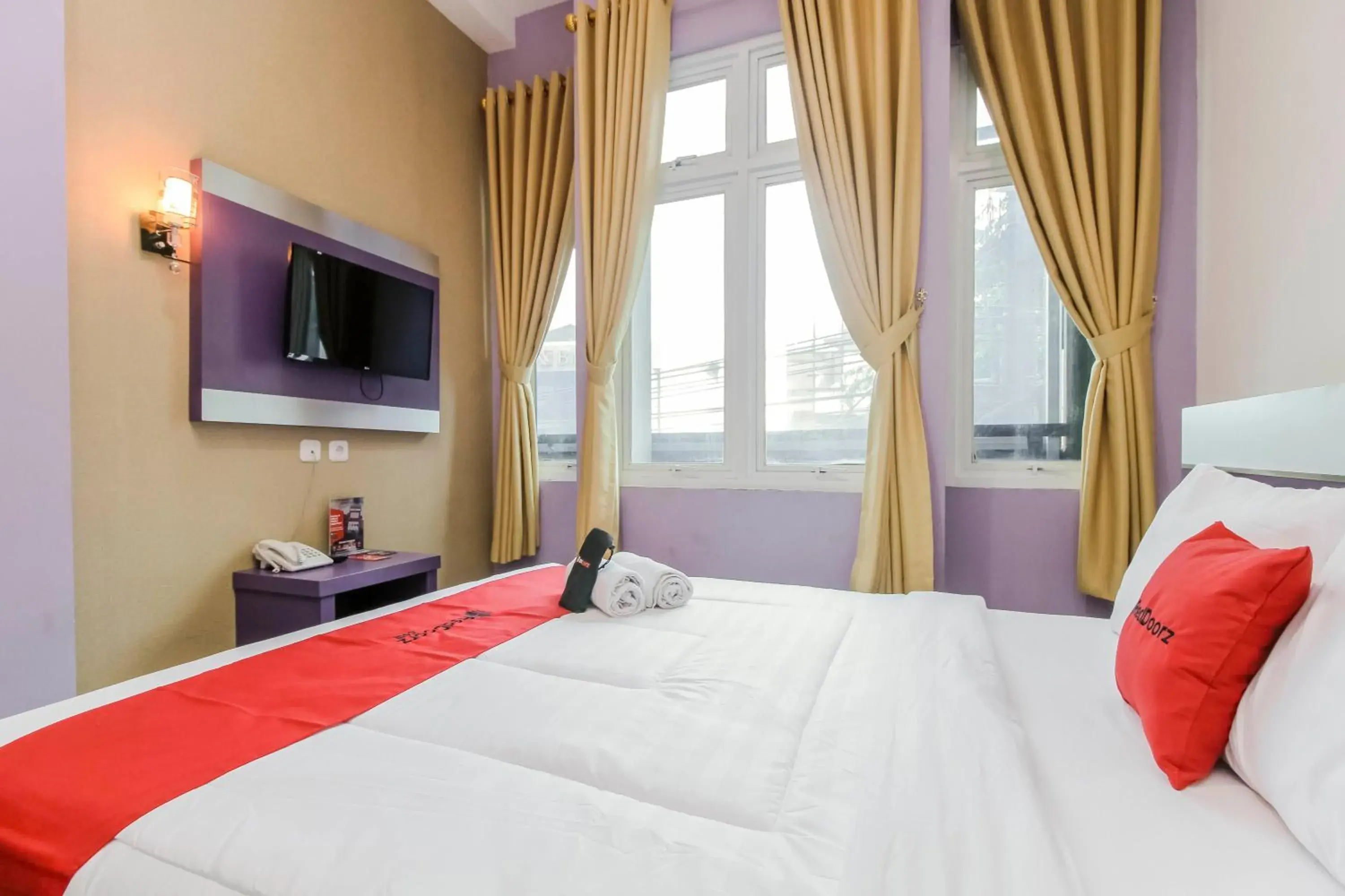 Bedroom, Bed in RedDoorz Plus near Stasiun Bekasi