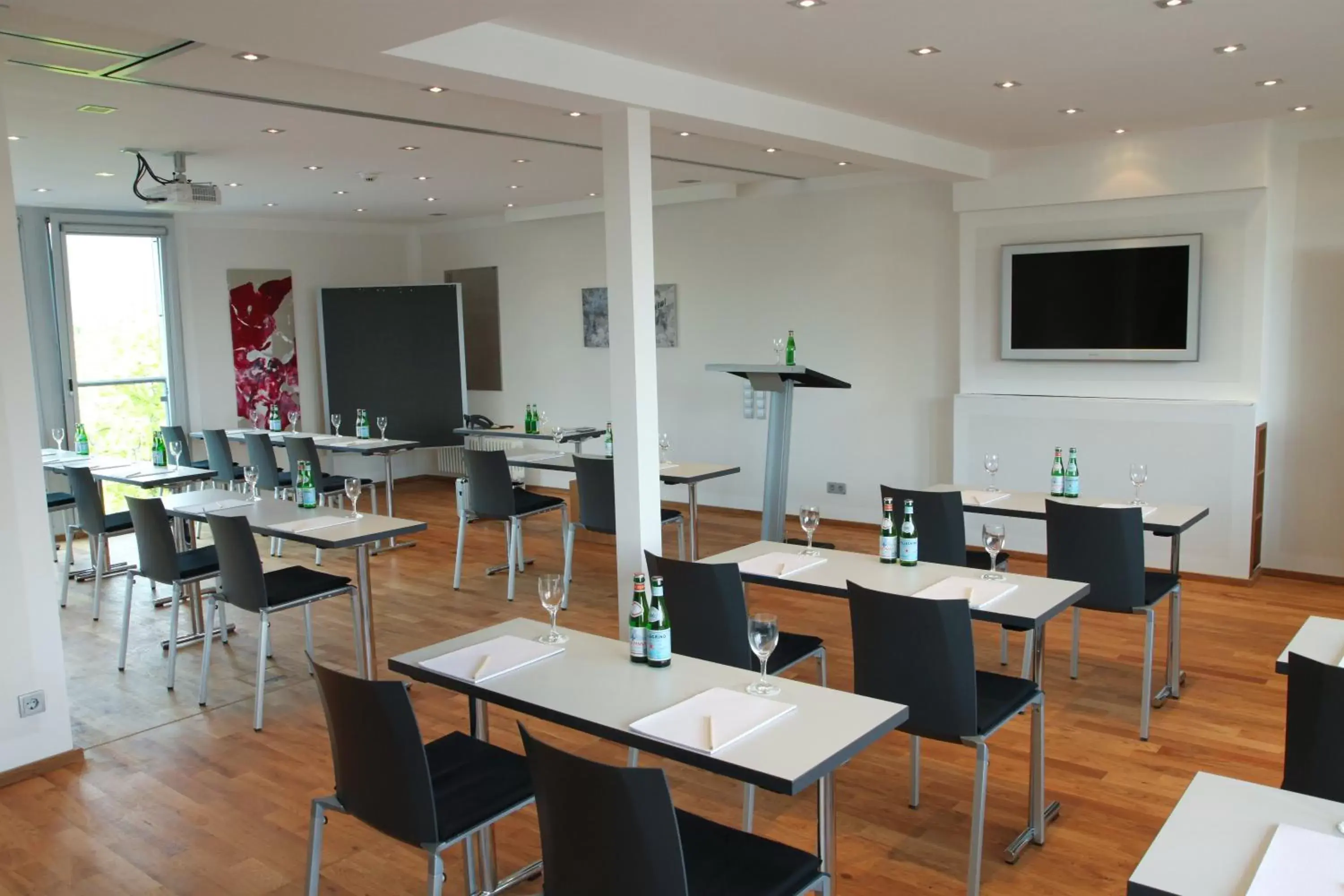 Business facilities, Restaurant/Places to Eat in Qube Hotel Bergheim