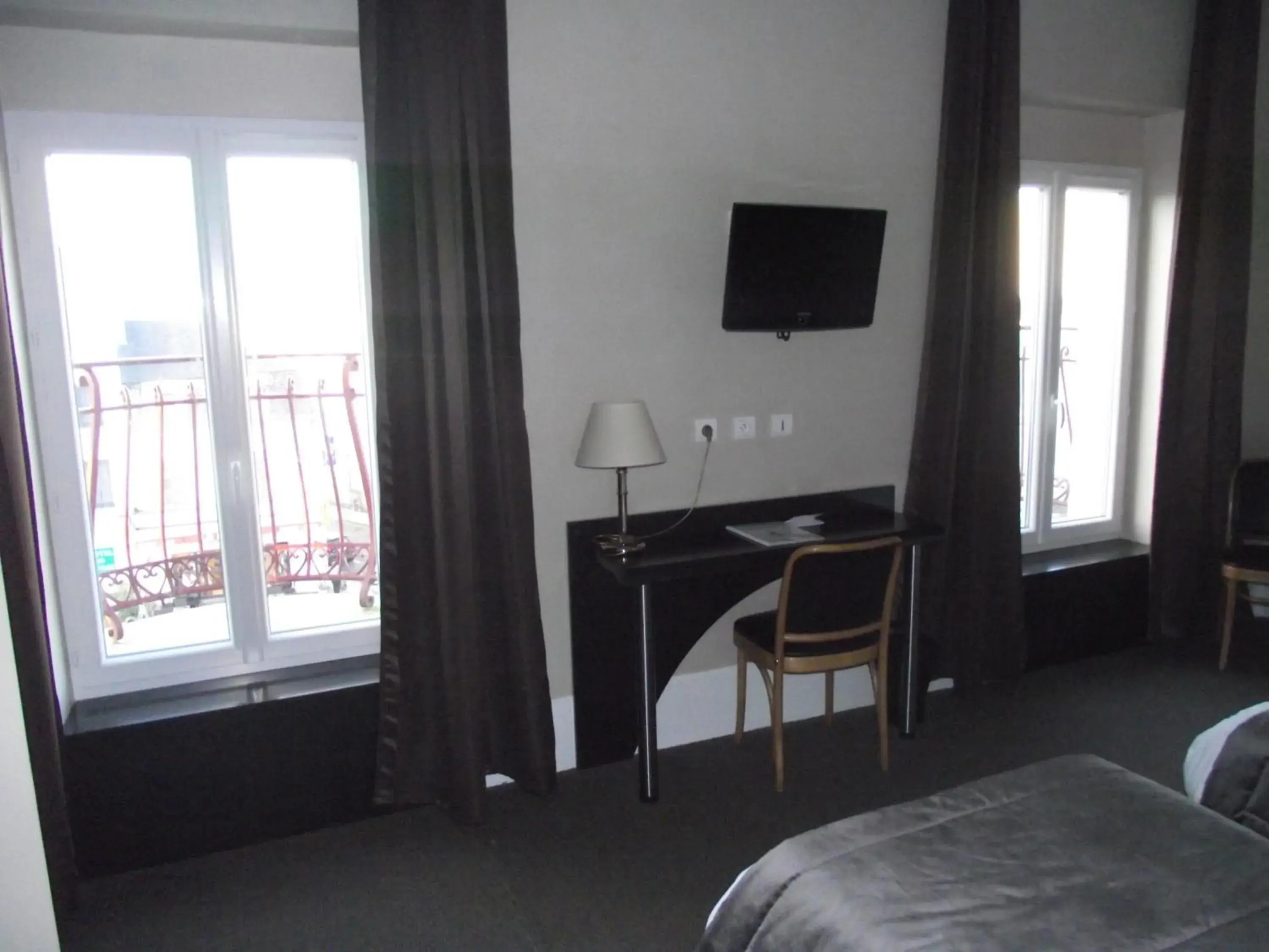 Seating area, TV/Entertainment Center in Logis Hotel des Bourbons