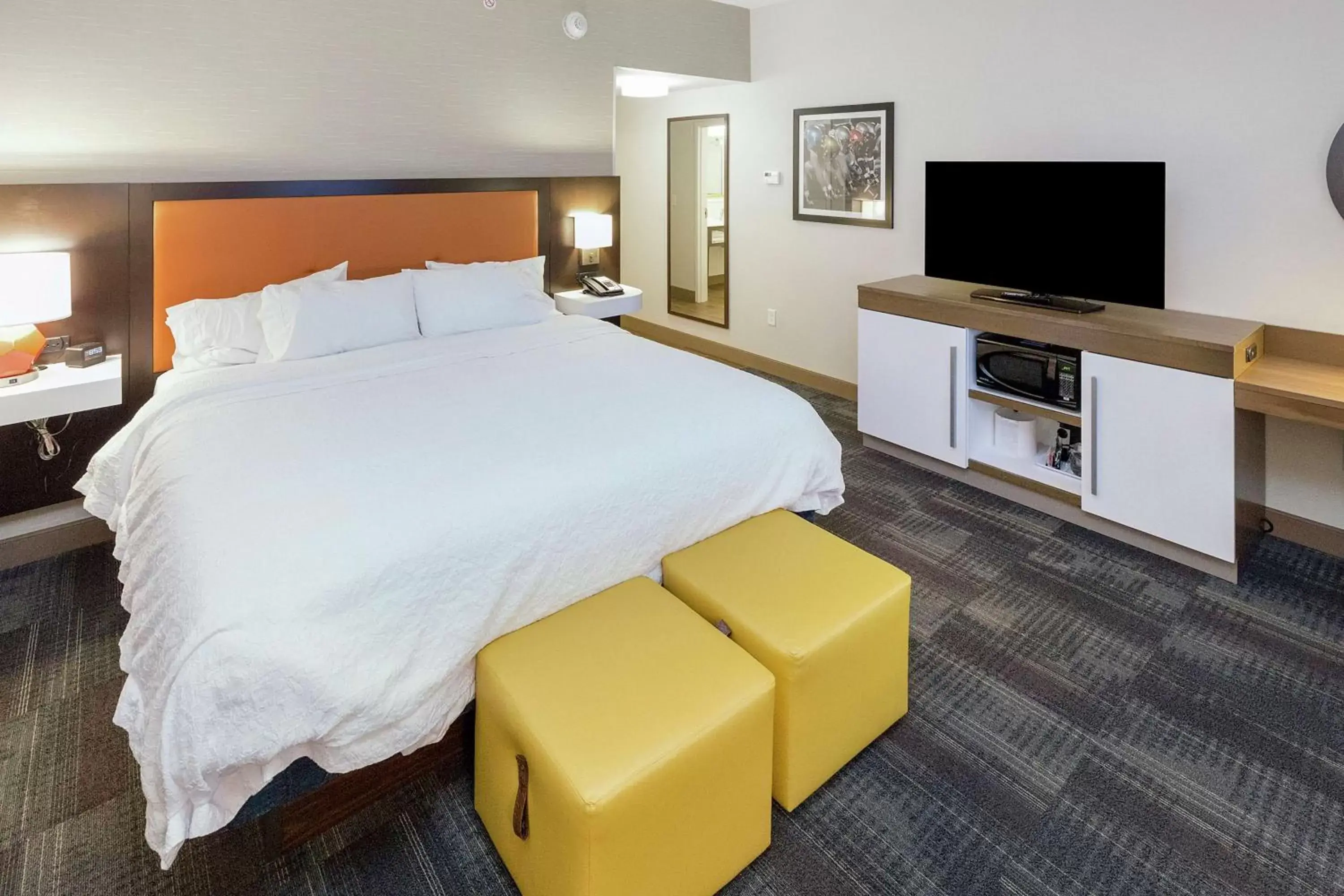 Bed in Hampton Inn & Suites Morgantown / University Town Centre