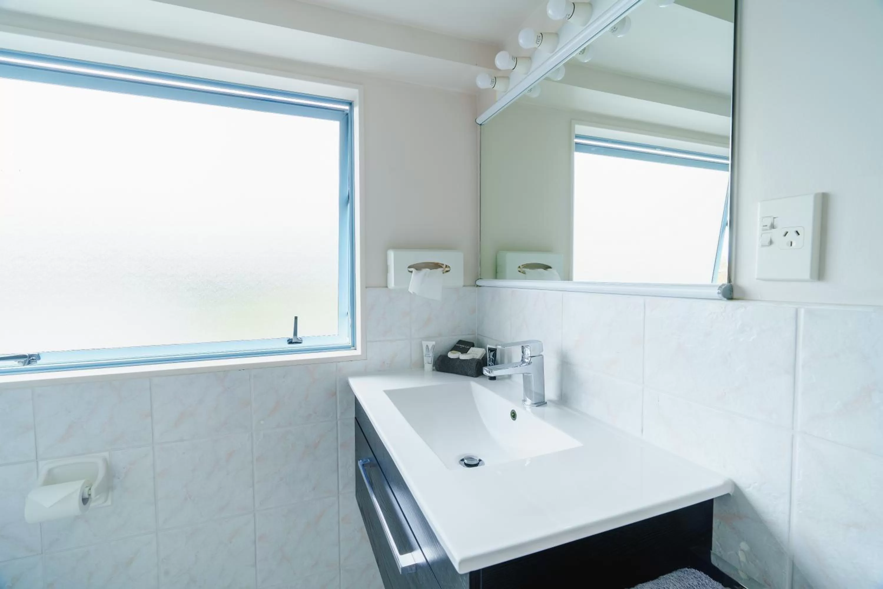 Bathroom in Anchorage Motor Lodge