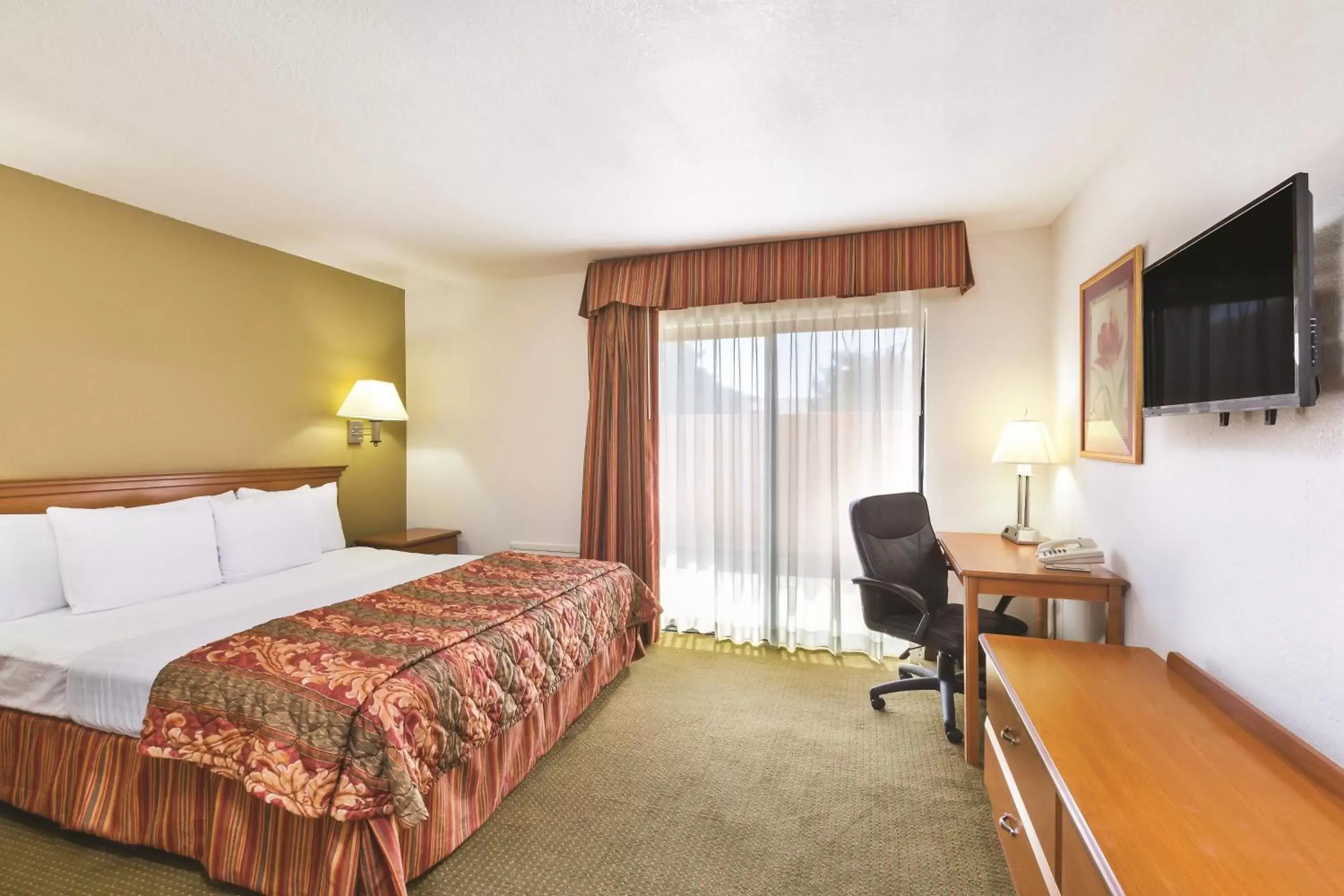 Photo of the whole room, Bed in Baymont by Wyndham Tehachapi Photo of the whole room, Bed in Baymont by Wyndham Tehachapi