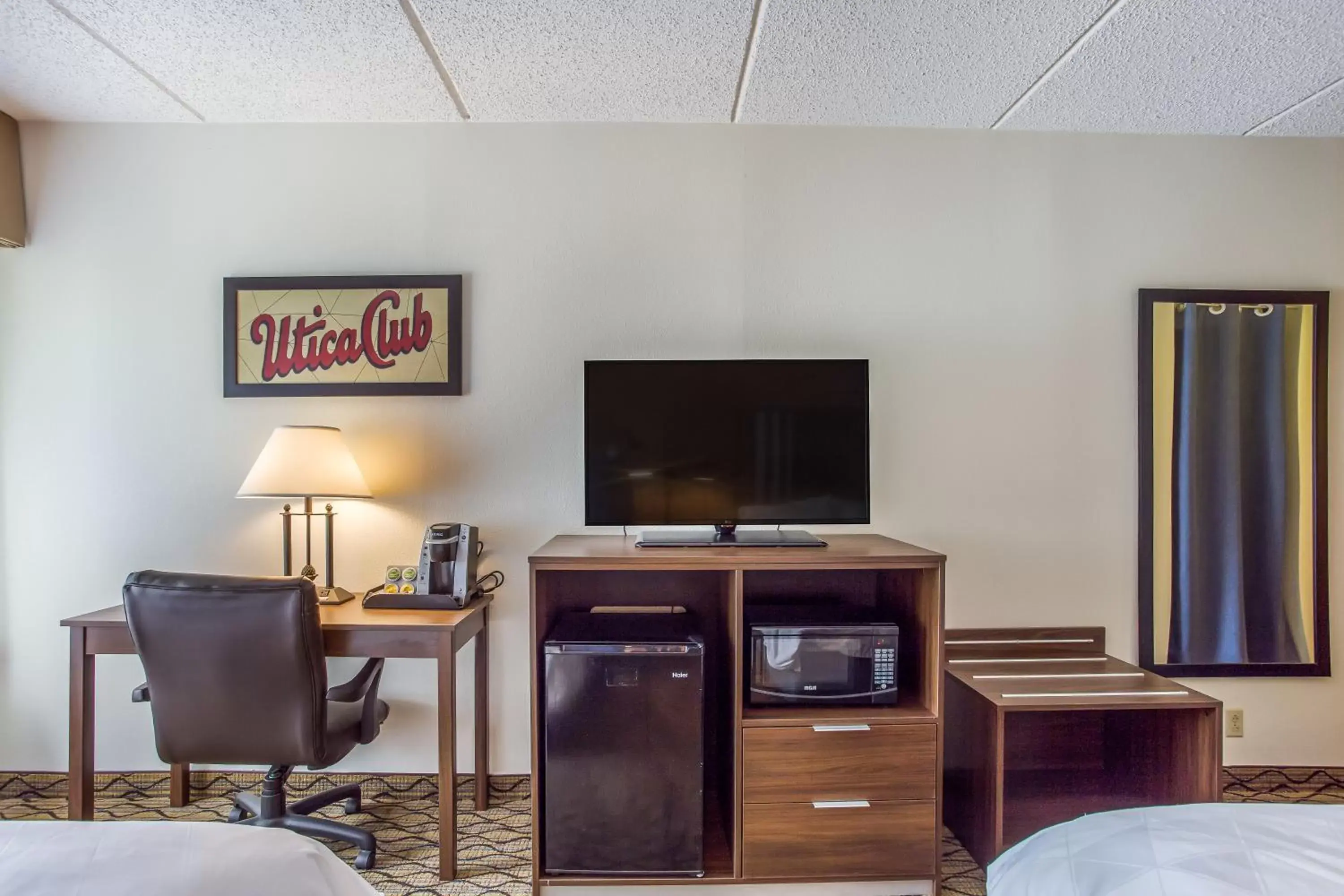 TV and multimedia, TV/Entertainment Center in Burrstone Inn, Ascend Hotel Collection
