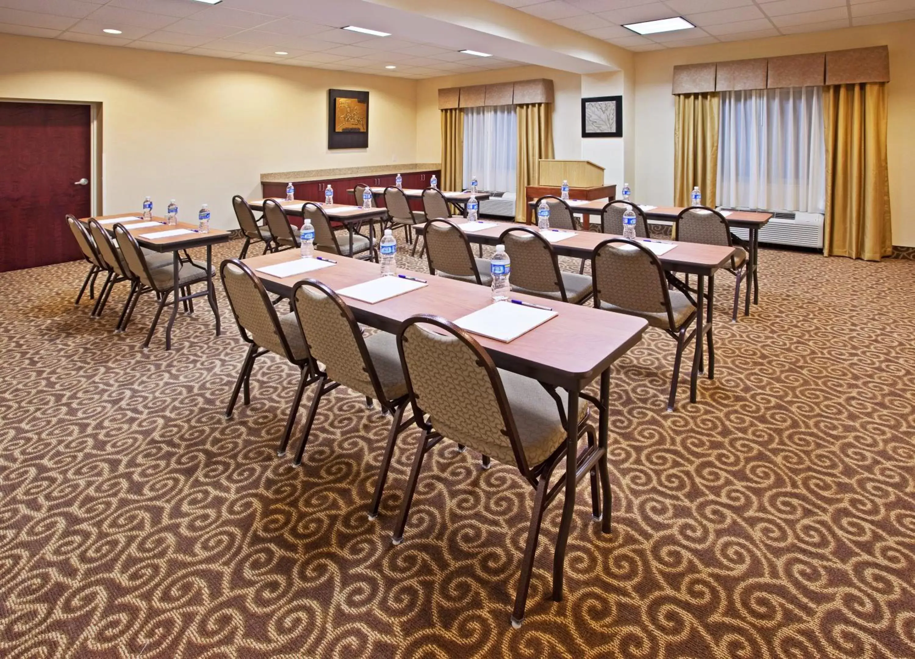 Meeting/conference room in Holiday Inn Express & Suites Niagara Falls, an IHG Hotel