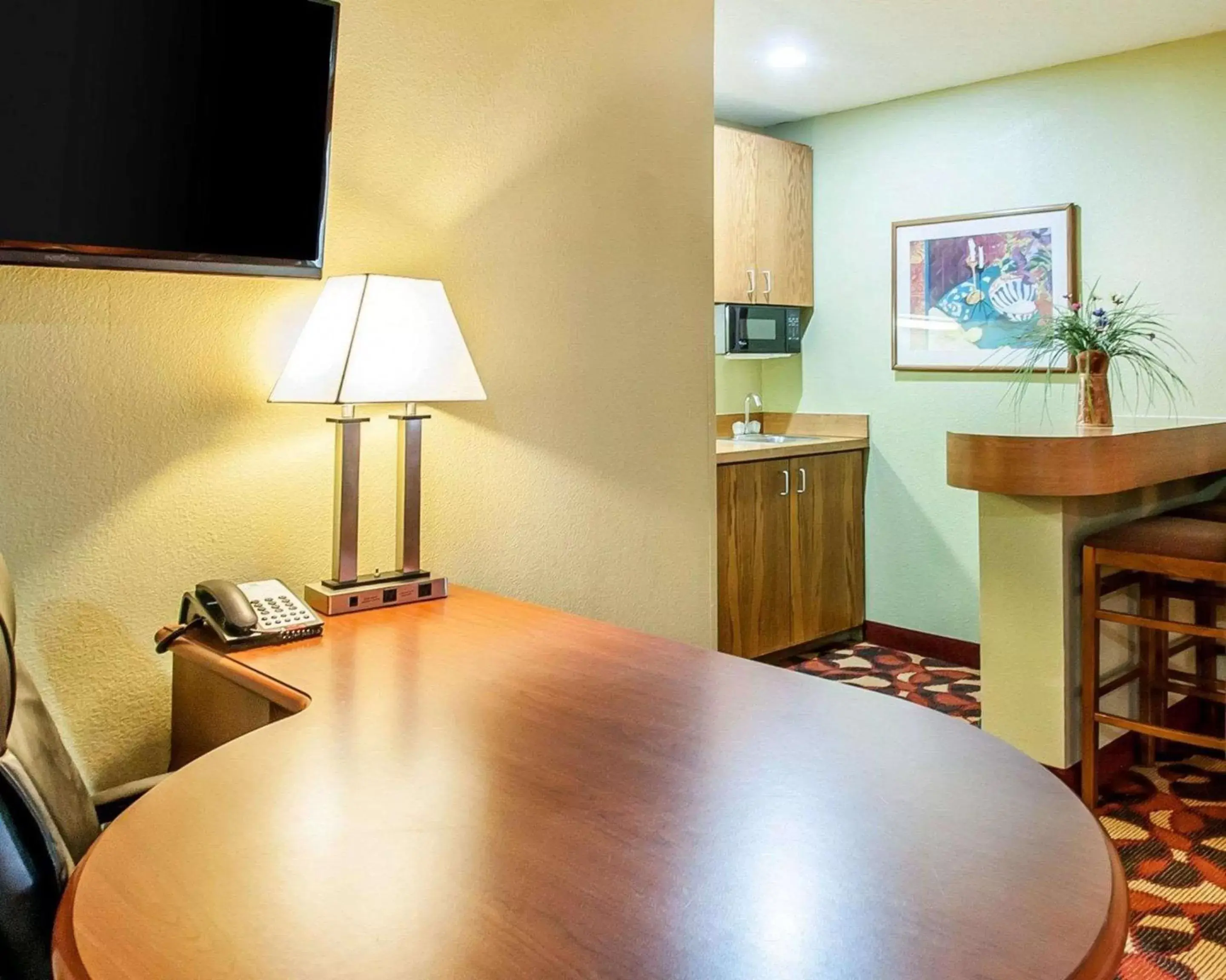 Photo of the whole room, TV/Entertainment Center in Quality Inn & Suites Kansas City I-435N Near Sports Complex