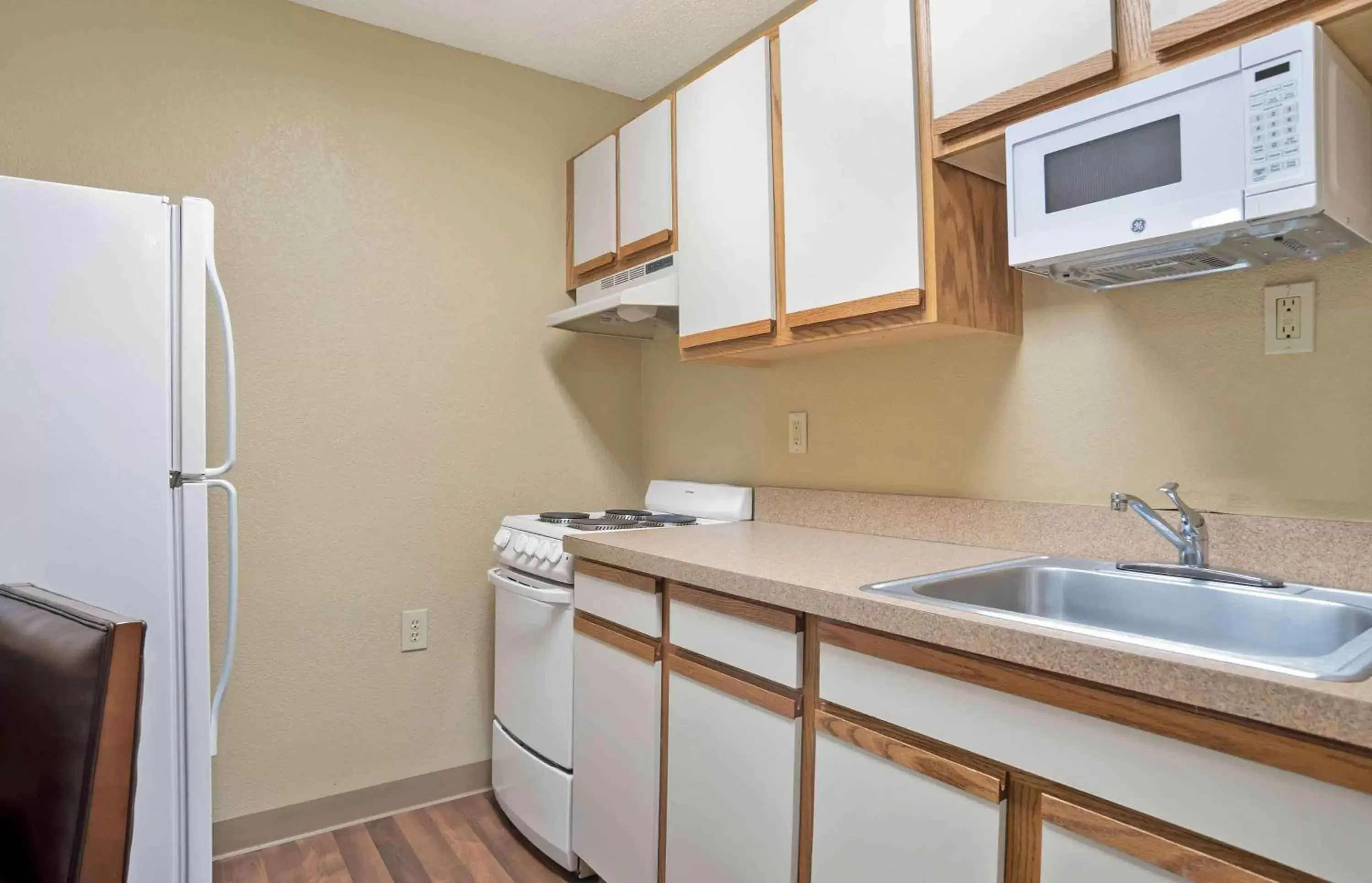 Bedroom, Kitchen/Kitchenette in Extended Stay America Select Suites - Birmingham - Inverness