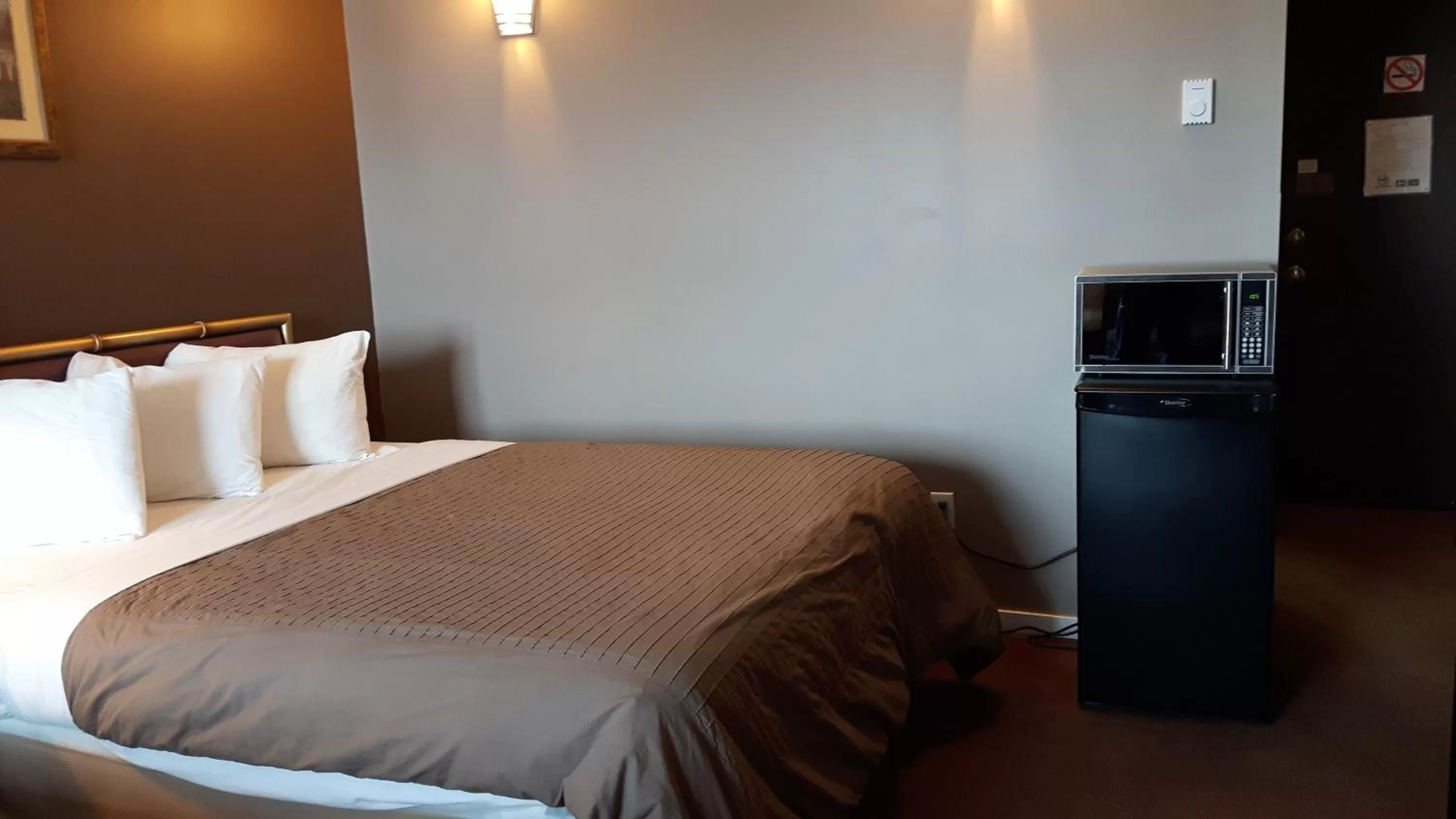 Bed in Canway Inn & Suites