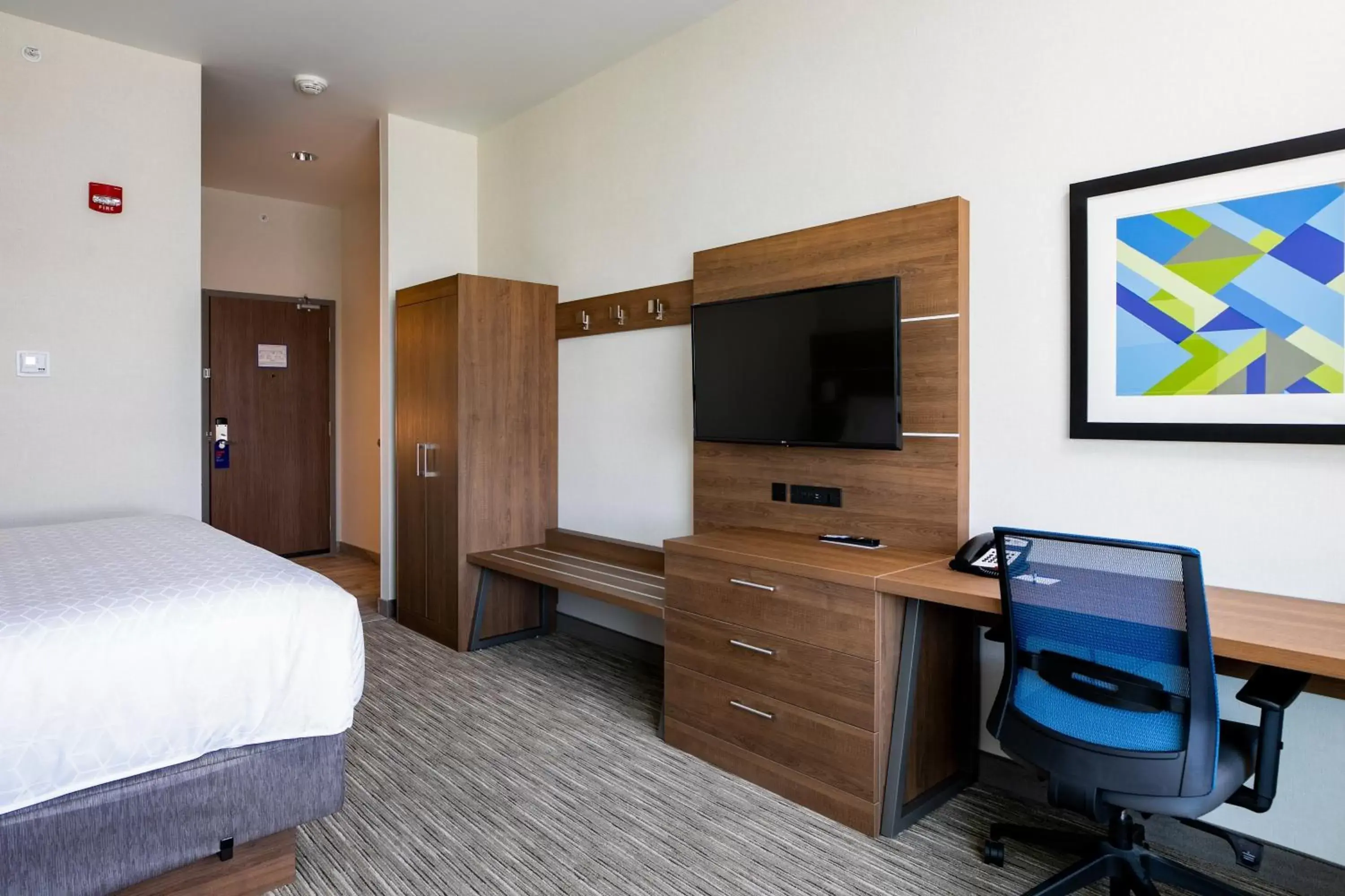 Photo of the whole room, TV/Entertainment Center in Holiday Inn Express - Lethbridge Southeast, an IHG Hotel