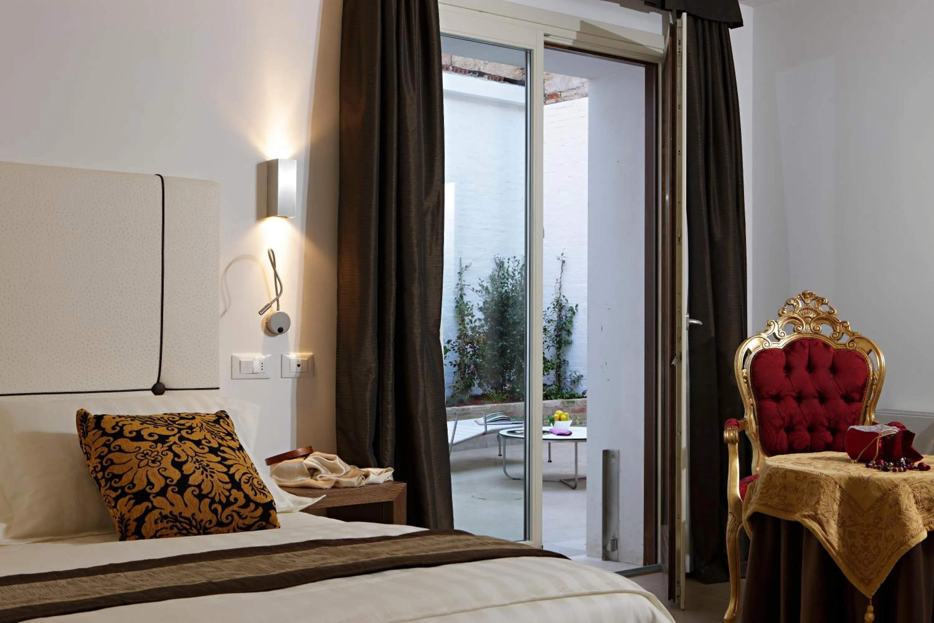 Decorative detail, Bed in Al Canal Regio - Guest House