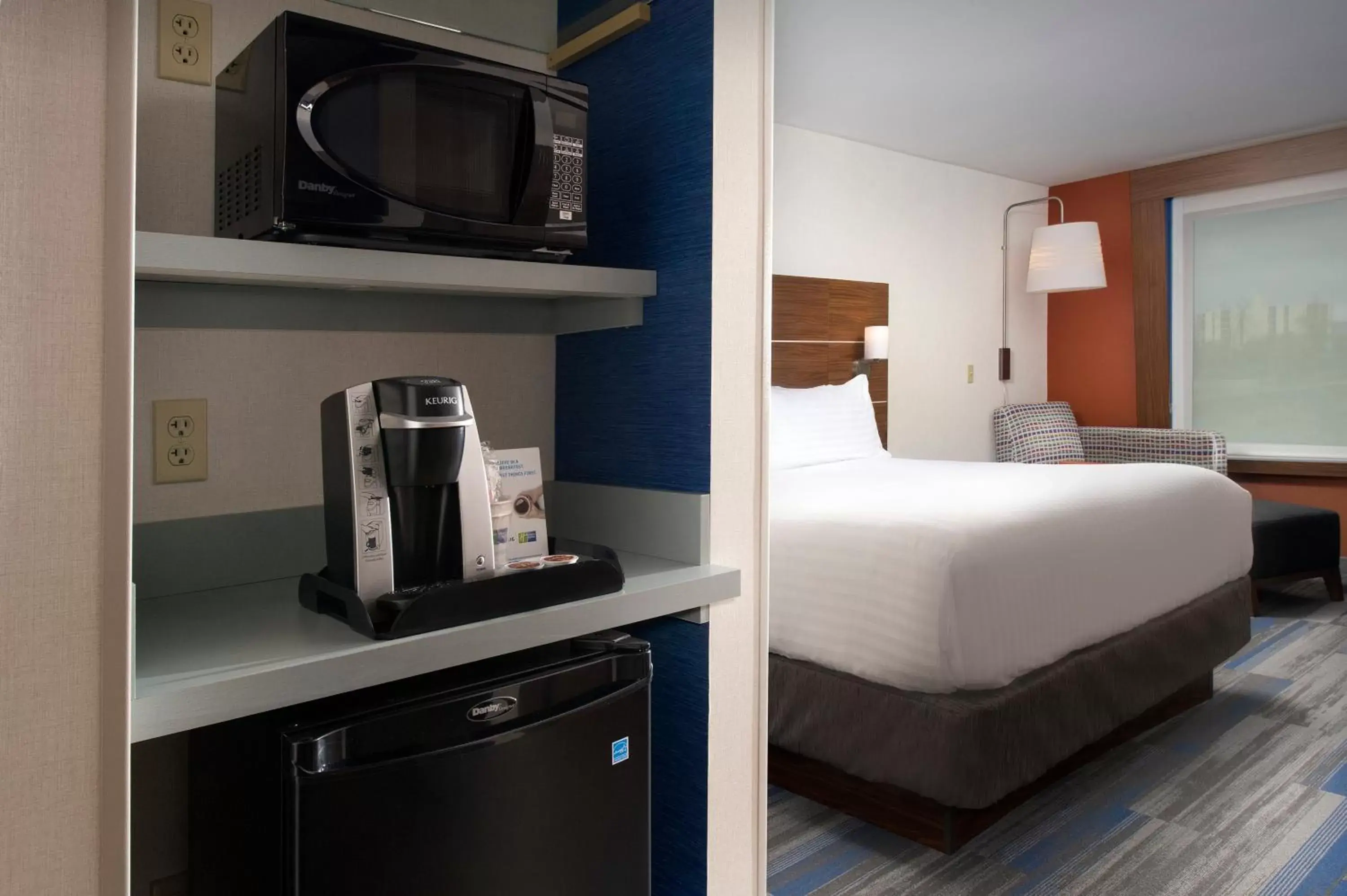 Bedroom, TV/Entertainment Center in Holiday Inn Express & Suites by IHG Altoona, an IHG Hotel