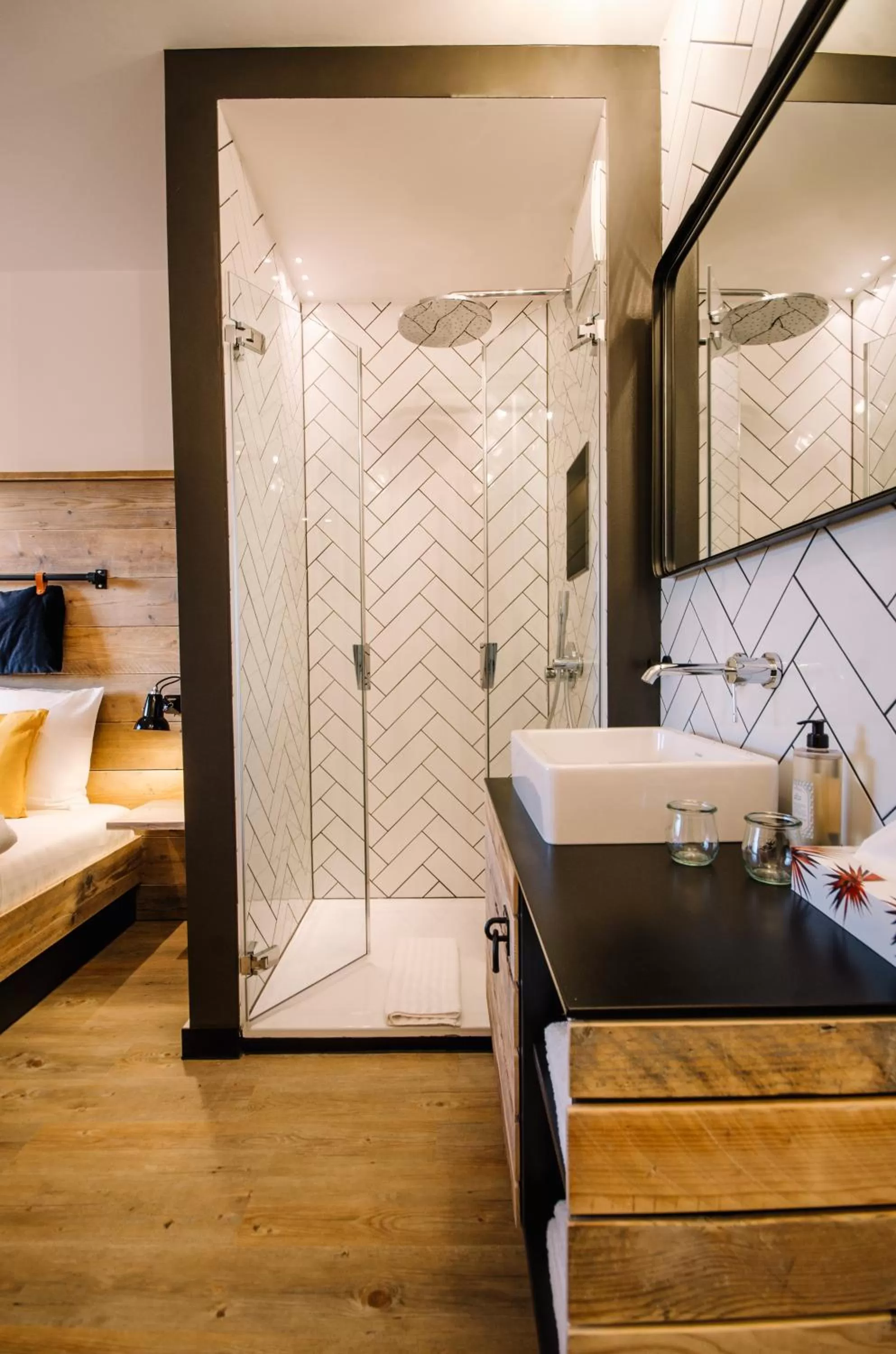 Shower, Bed in Hotel Landhafen