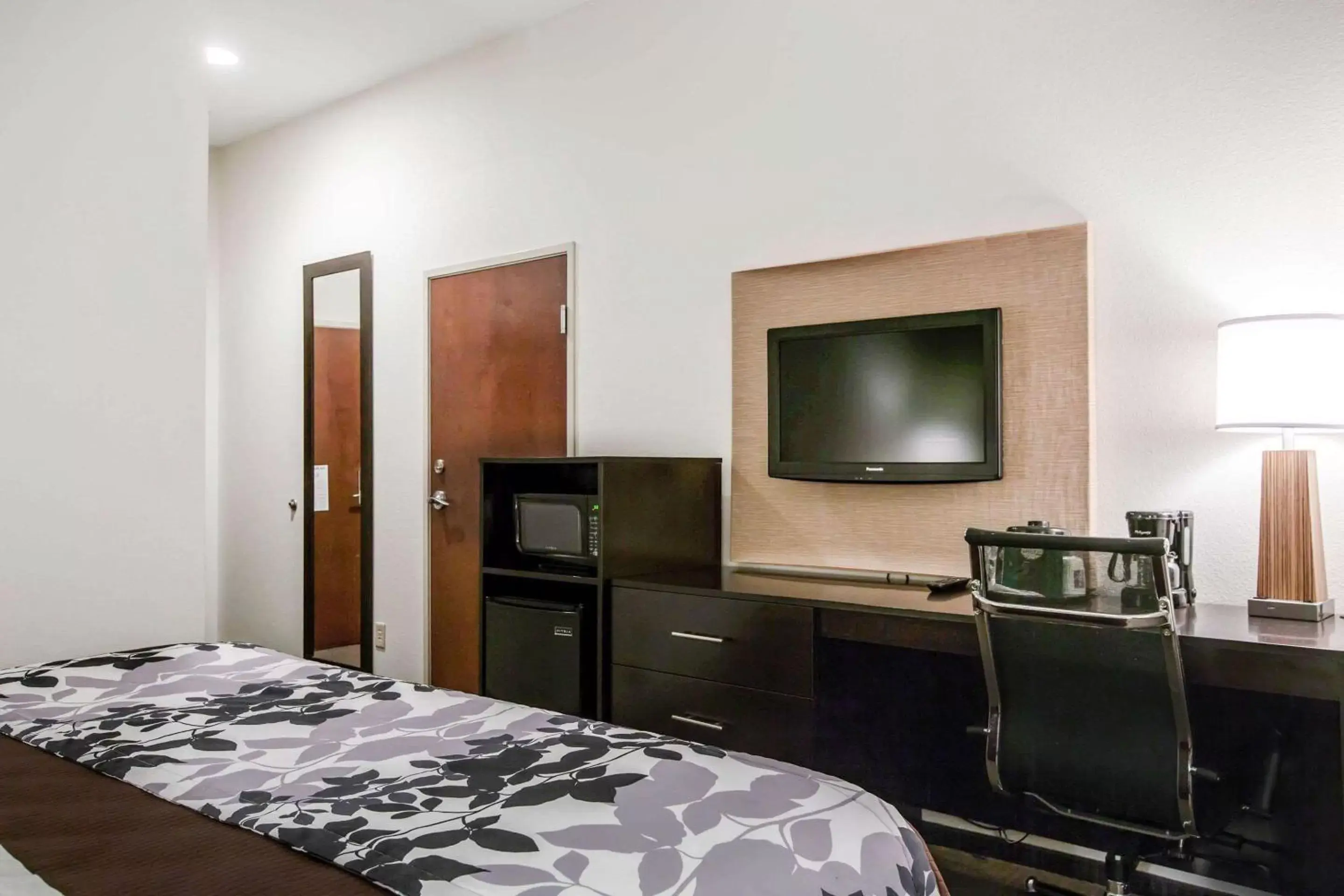 Photo of the whole room, TV/Entertainment Center in Sleep Inn & Suites Marion - Military Institute