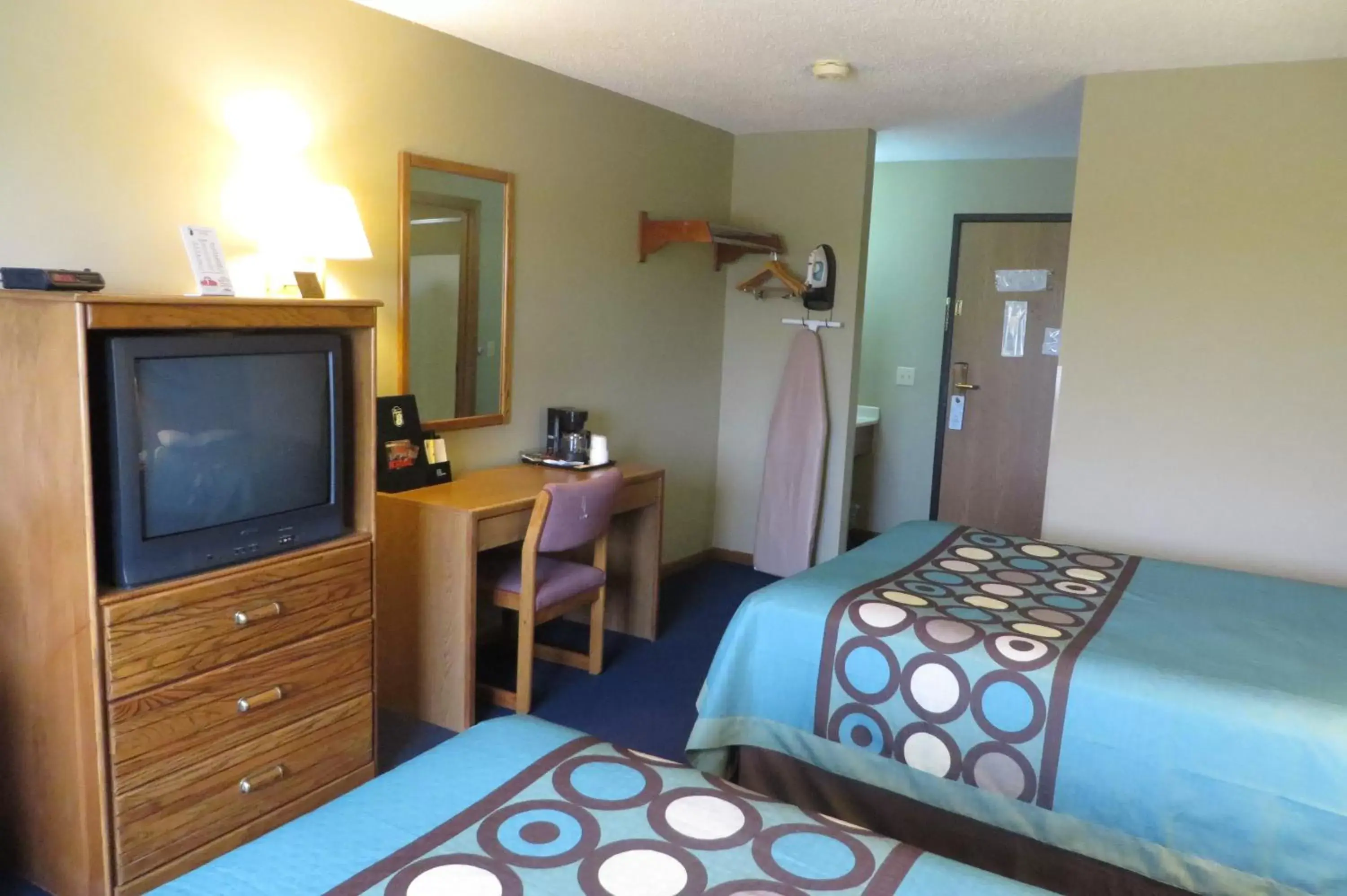 Photo of the whole room, Bed in Super 8 by Wyndham Macomb