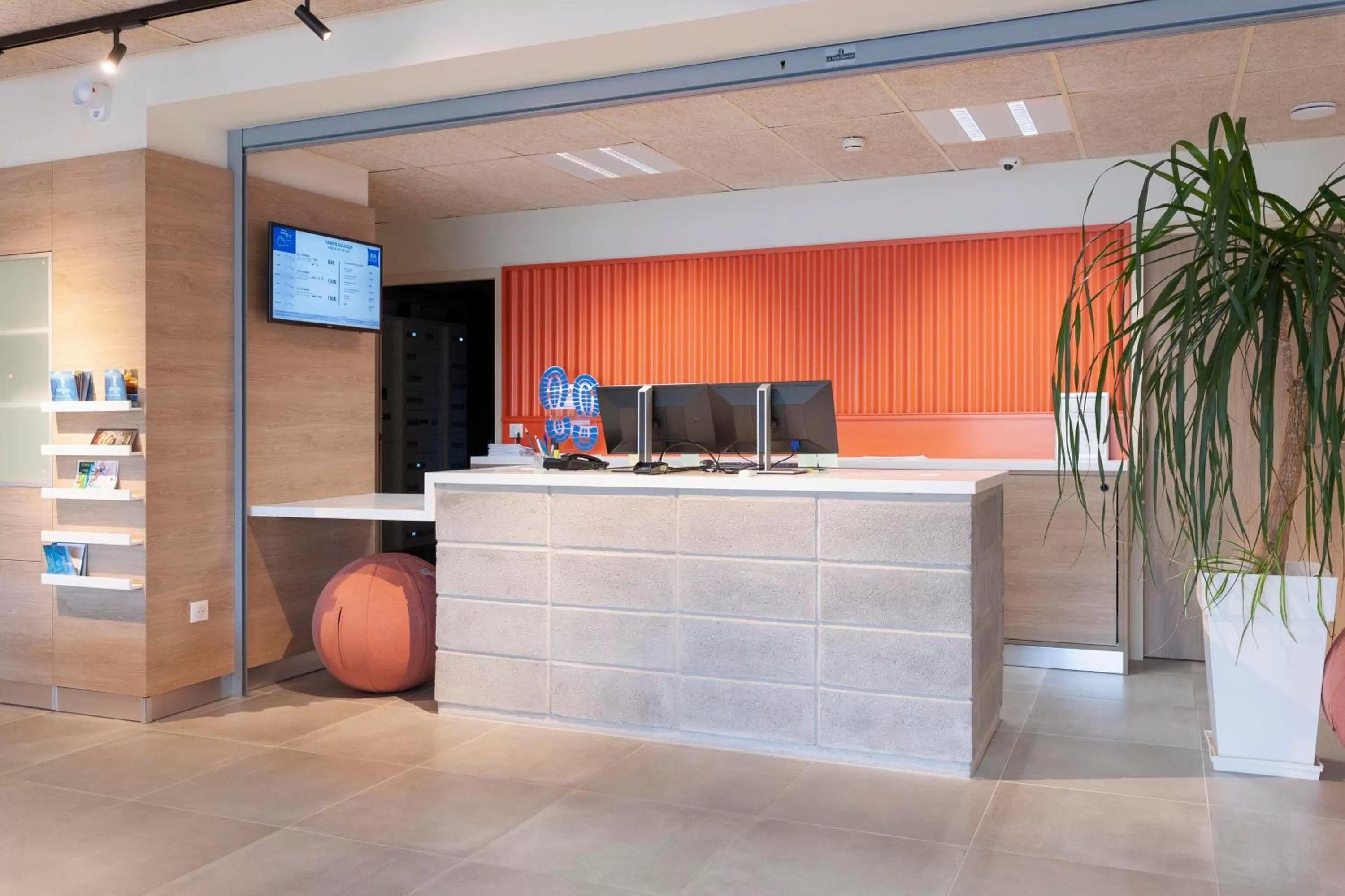Lobby or reception in Ibis Budget Mont De Marsan