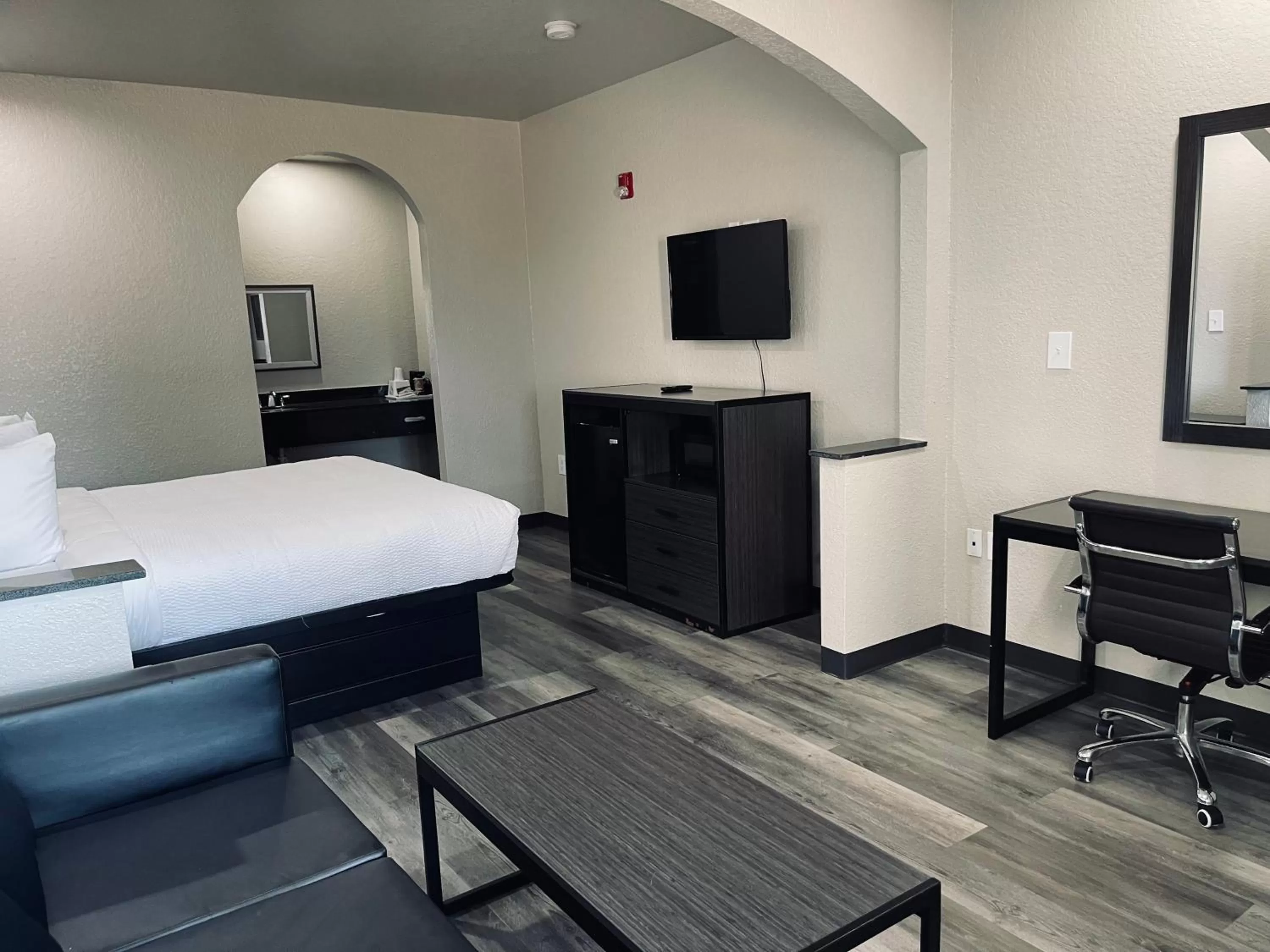 Bedroom, Bed in Days Inn by Wyndham Dickinson TX