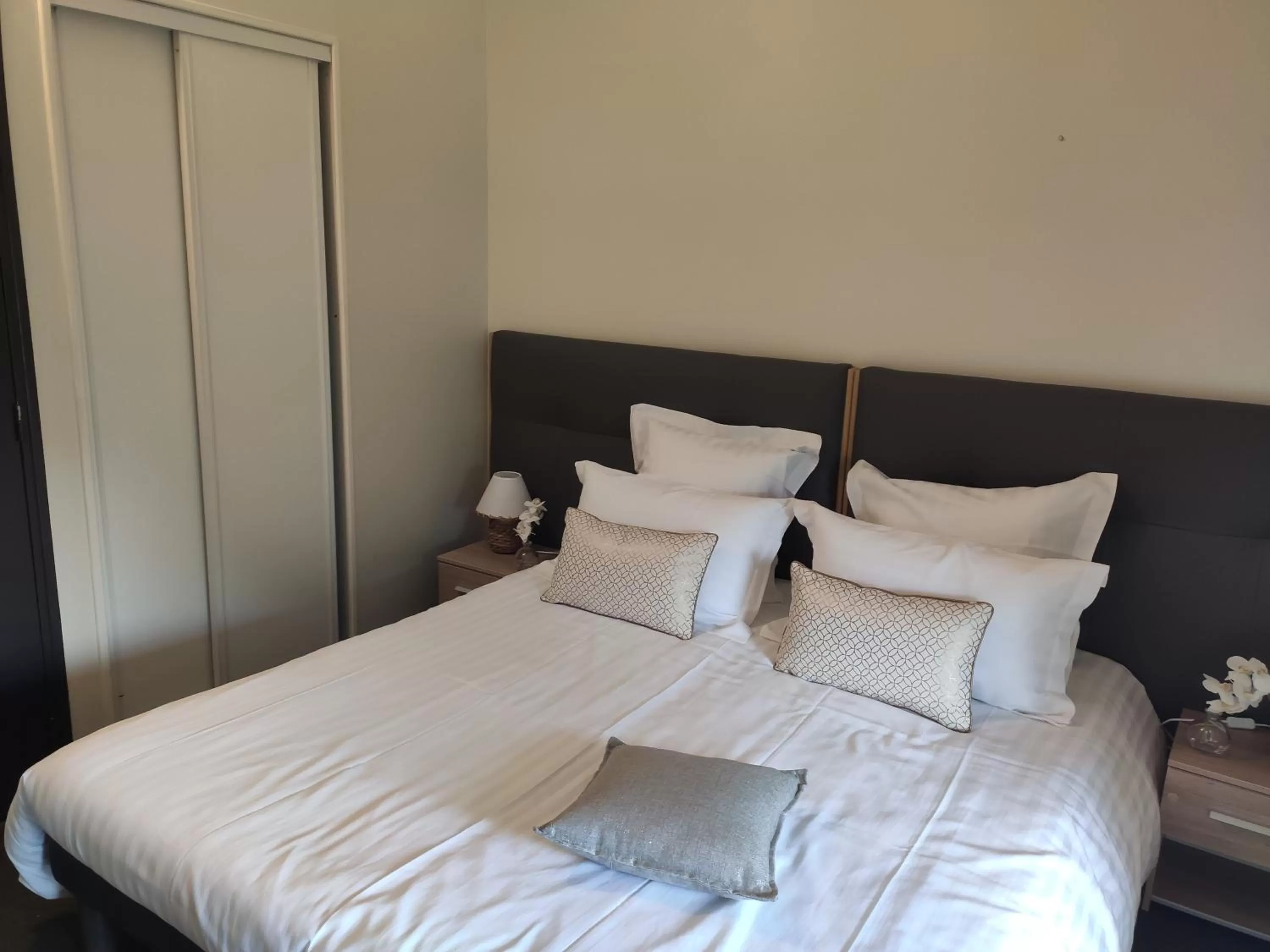 Photo of the whole room, Bed in Centre Bol Vert