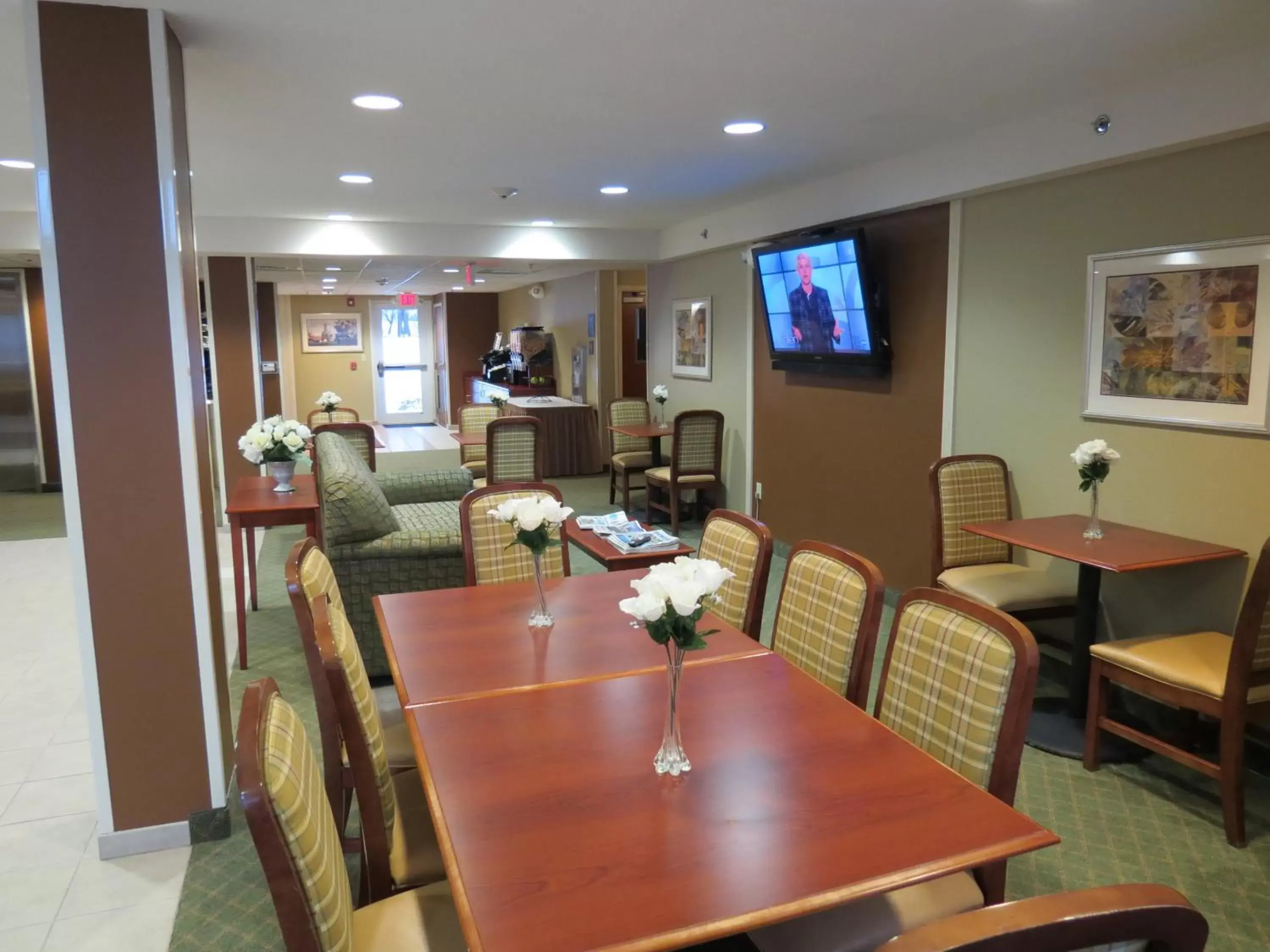 Meeting/conference room, Restaurant/Places to Eat in Microtel Inn & Suites Dover by Wyndham