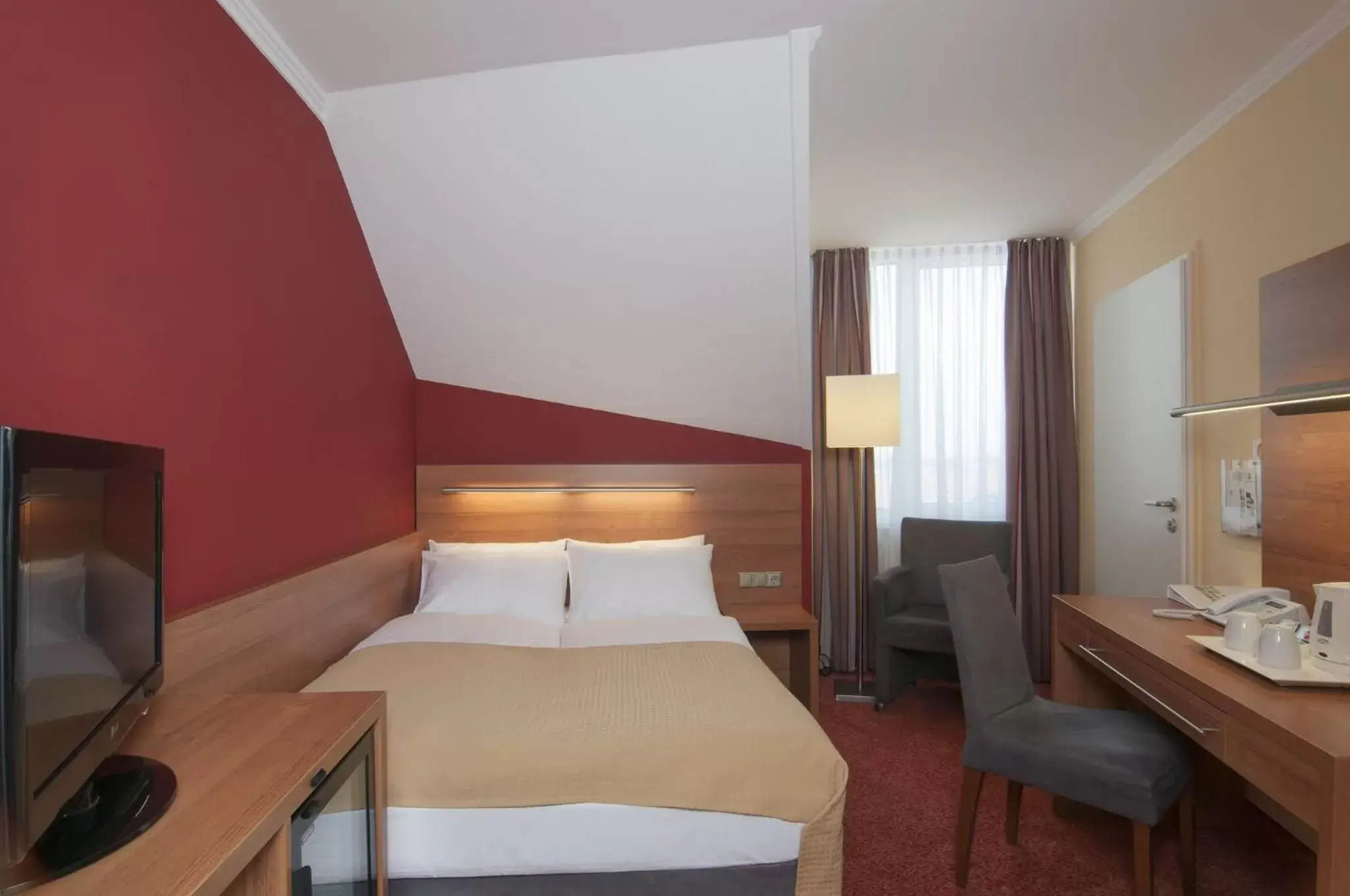 Photo of the whole room, Bed in Holiday Inn Munich Unterhaching, an IHG Hotel
