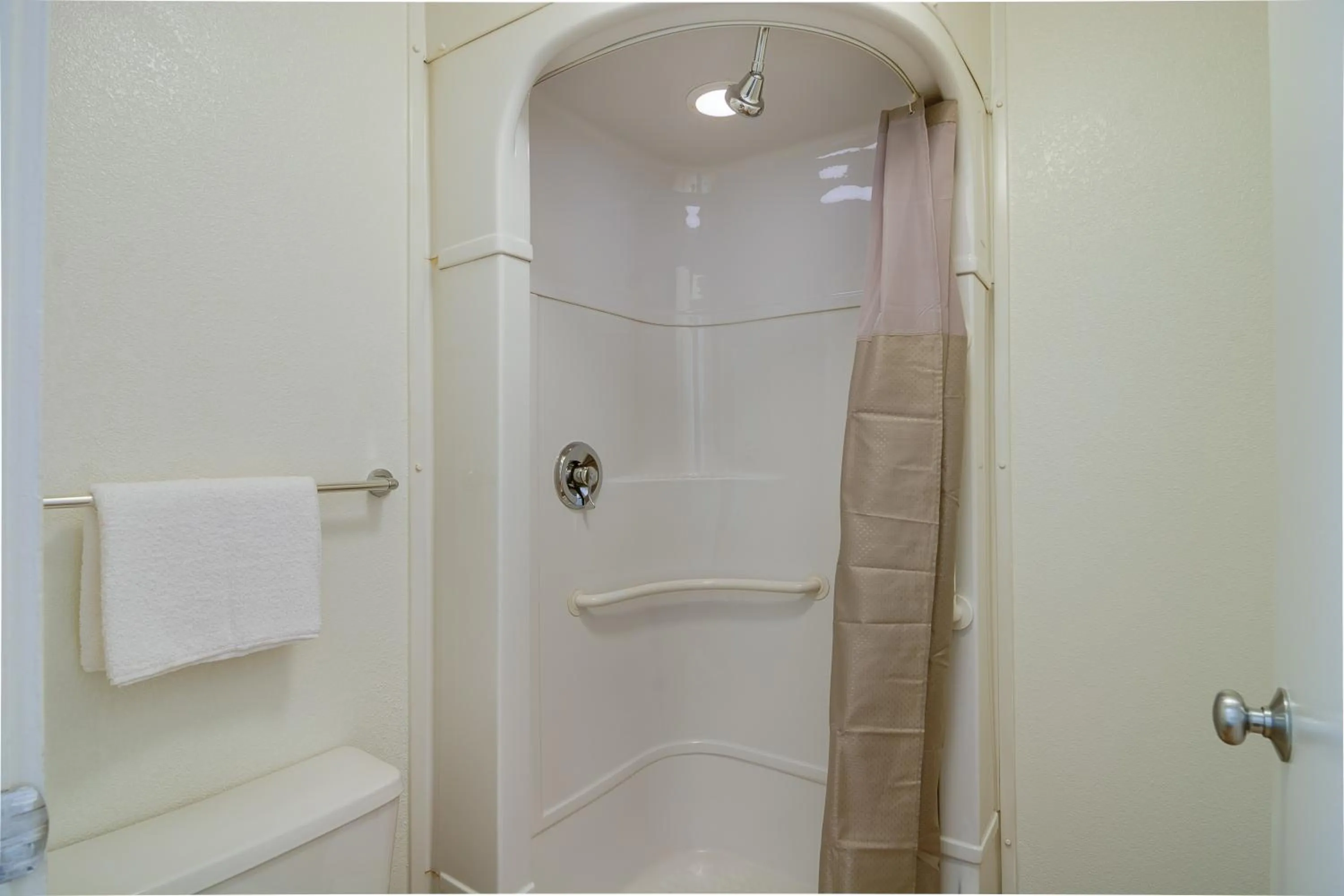 Bathroom in Motel 6-Rolling Meadows, IL - Chicago Northwest