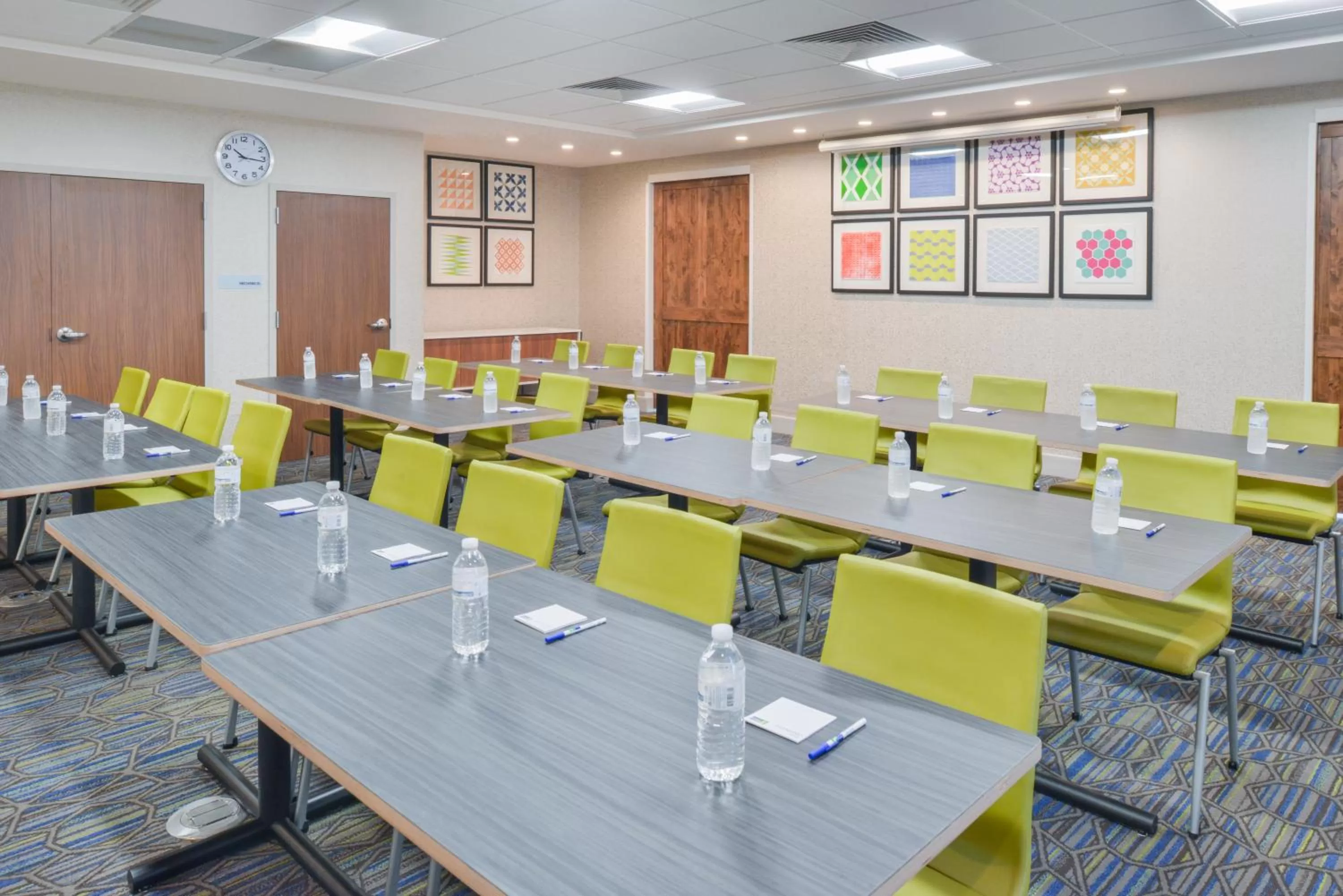 Meeting/conference room in Holiday Inn Express & Suites - Chadron by IHG