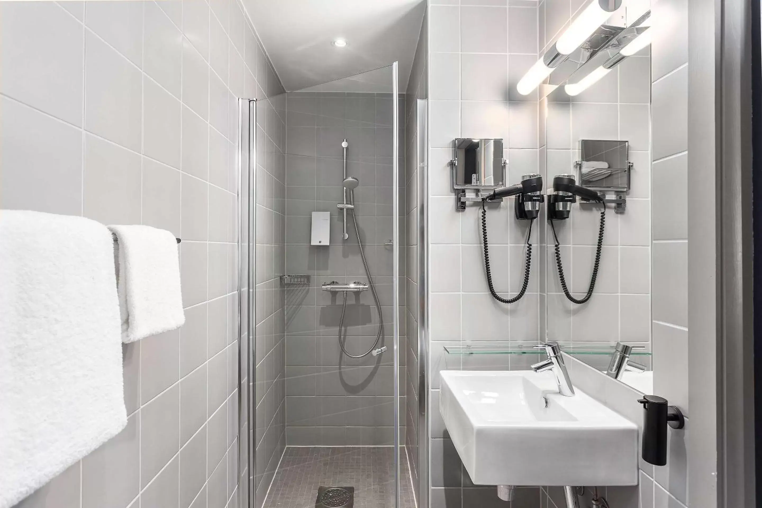 Bedroom, Bathroom in Saga Hotel Oslo; BW Premier Collection