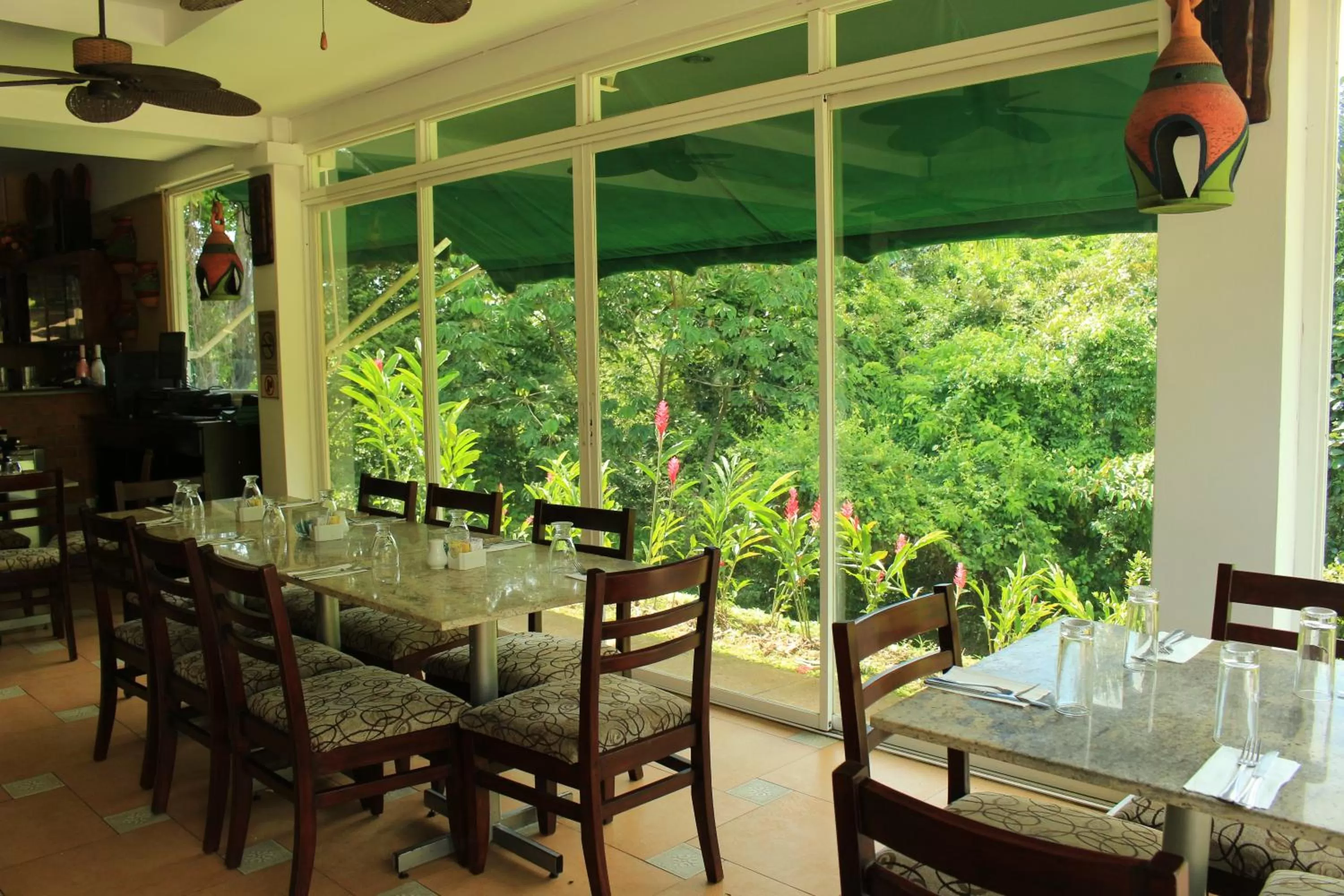 Restaurant/places to eat in Albrook Inn