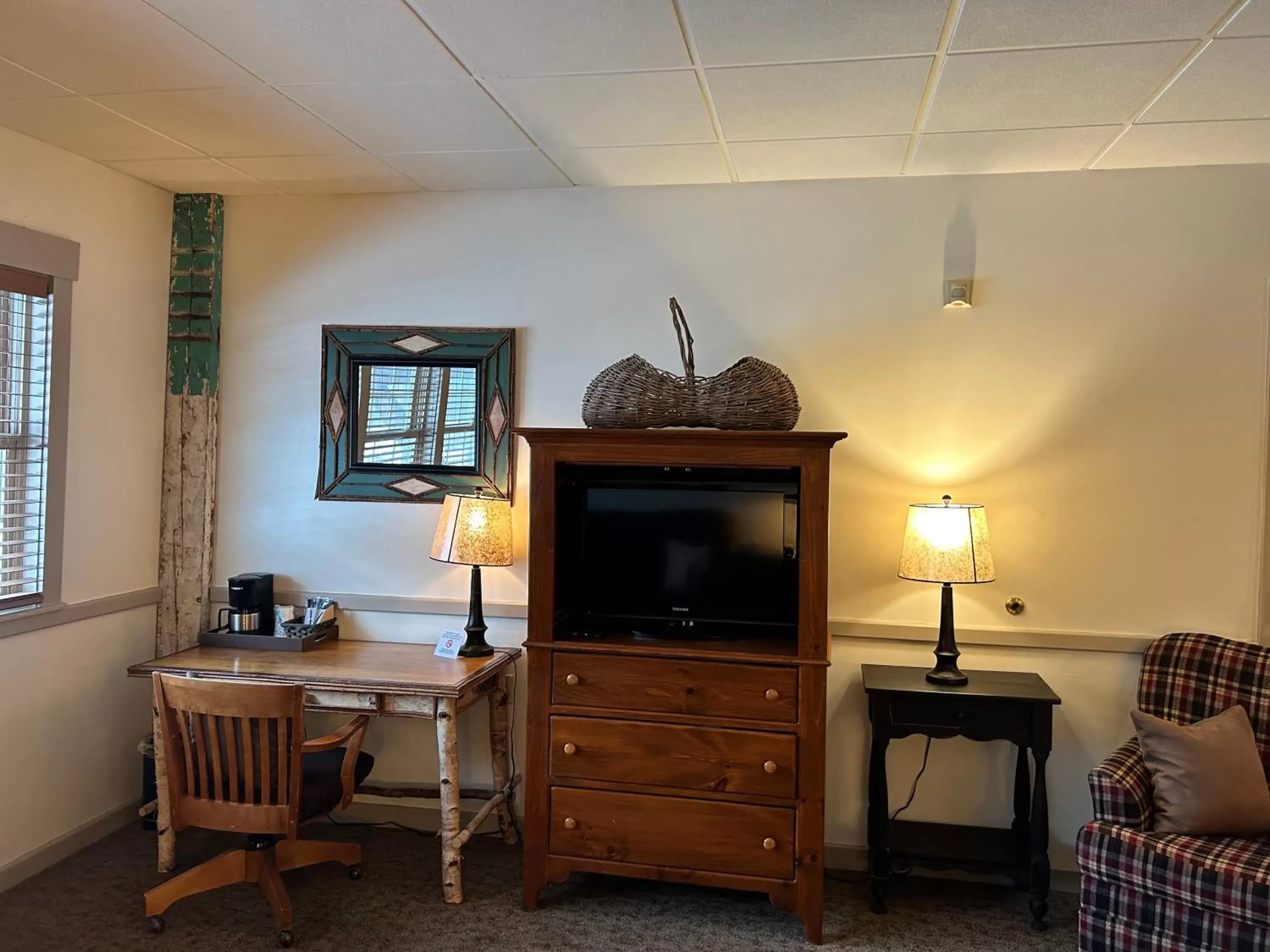 TV and multimedia, TV/Entertainment Center in The Common Man Inn, Spa & Lodge
