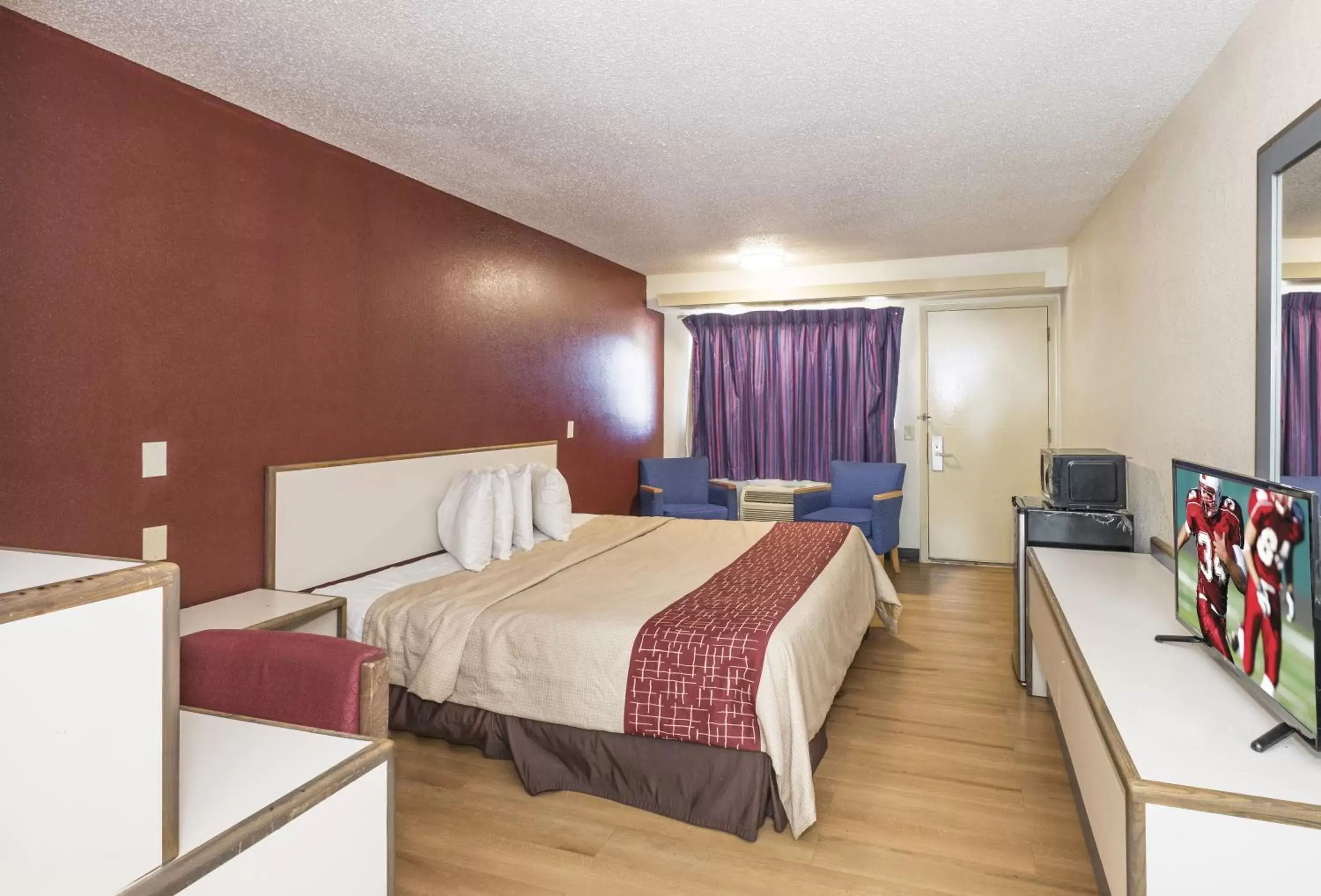 Photo of the whole room, Room Photo in Red Roof Inn Atlanta-Norcross