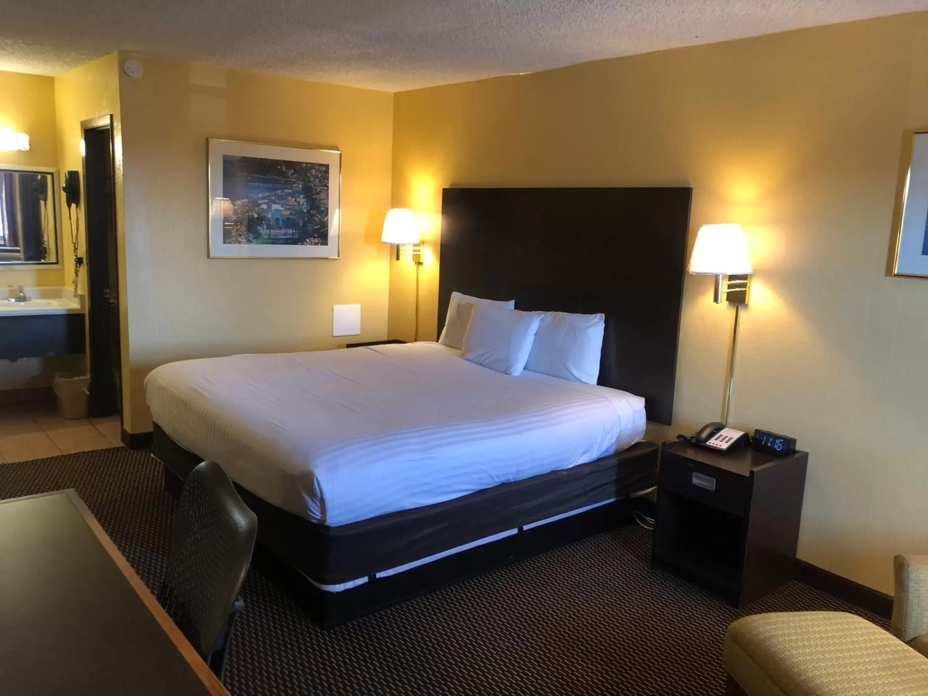 Bed in Nendels Inn & Suites Dodge City Airport