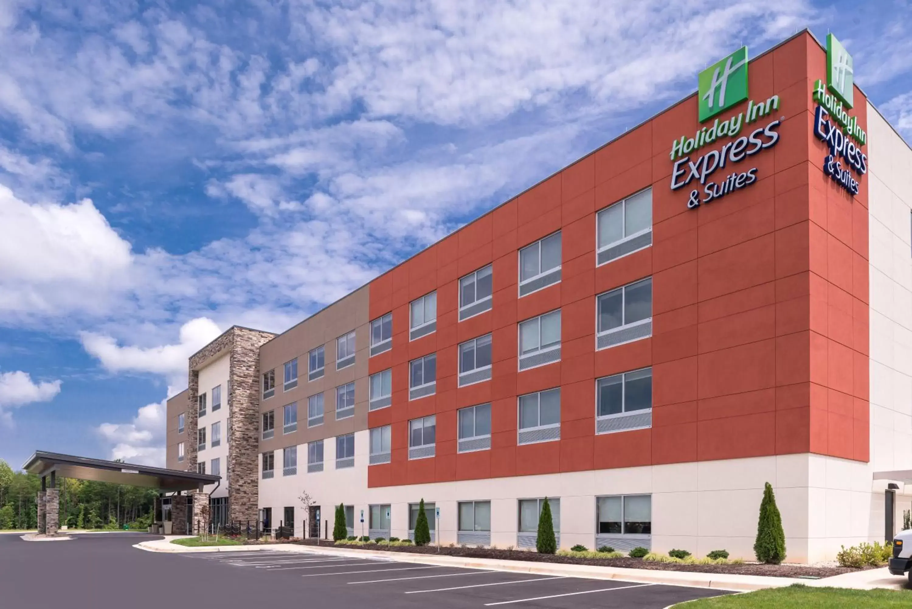 Property Building in Holiday Inn Express & Suites Farmville, an IHG Hotel