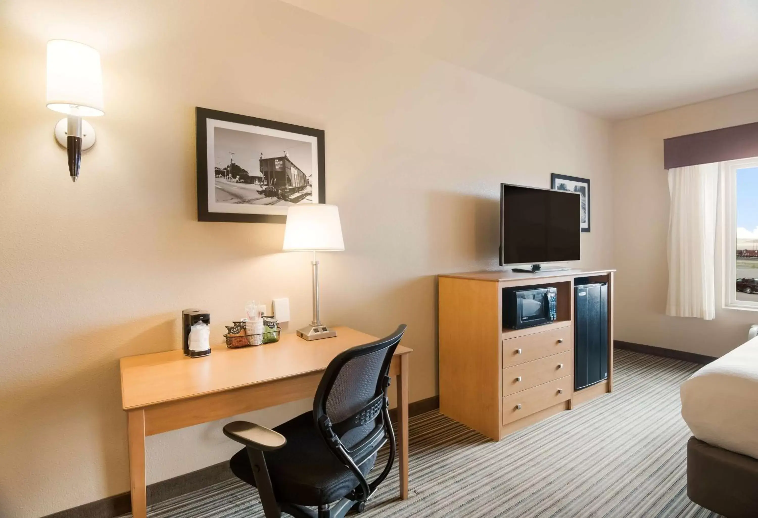 Bedroom, TV/Entertainment Center in Best Western Shelby Inn & Suites