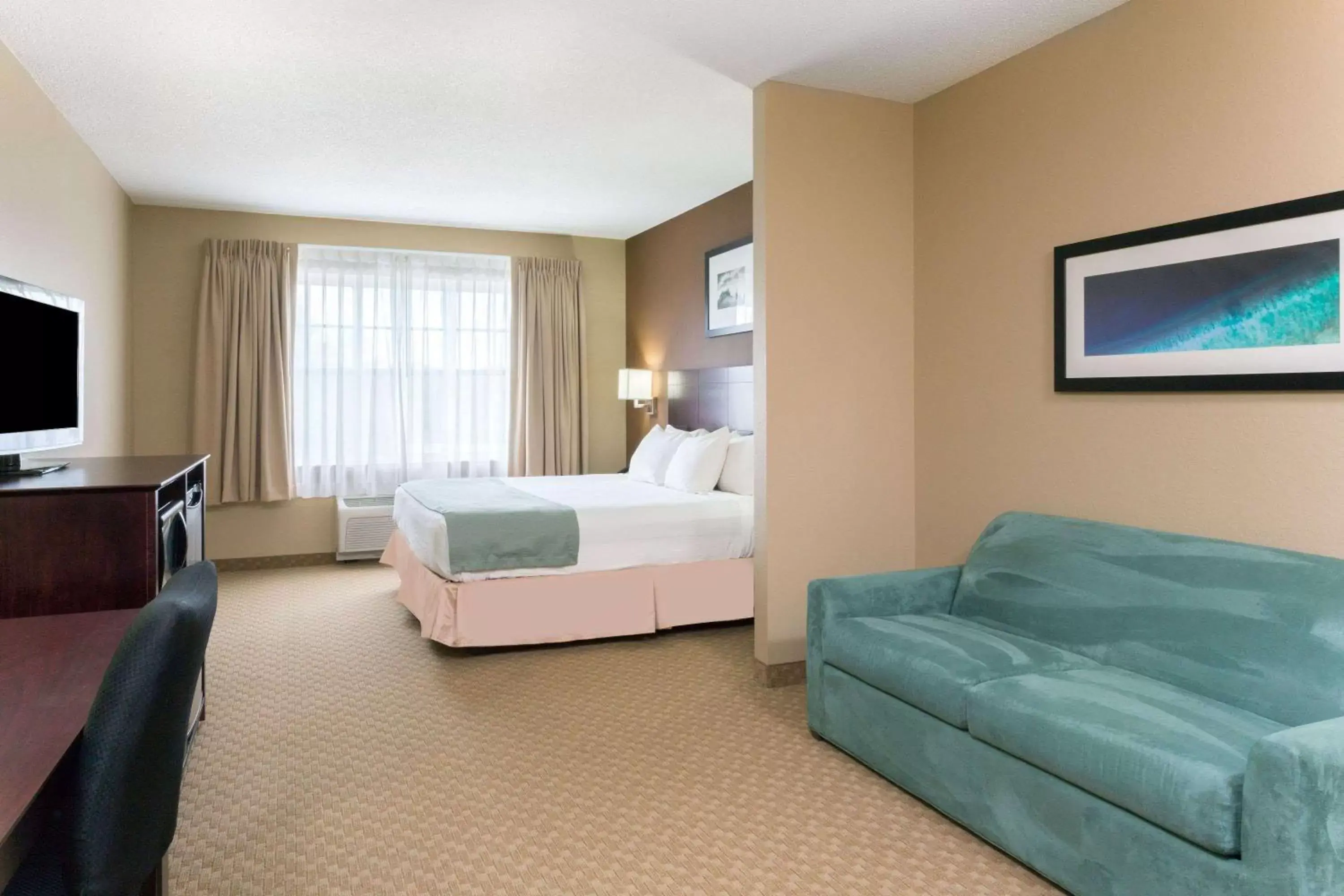 Photo of the whole room, Bed in Palm Coast Hotel & Suites-I-95