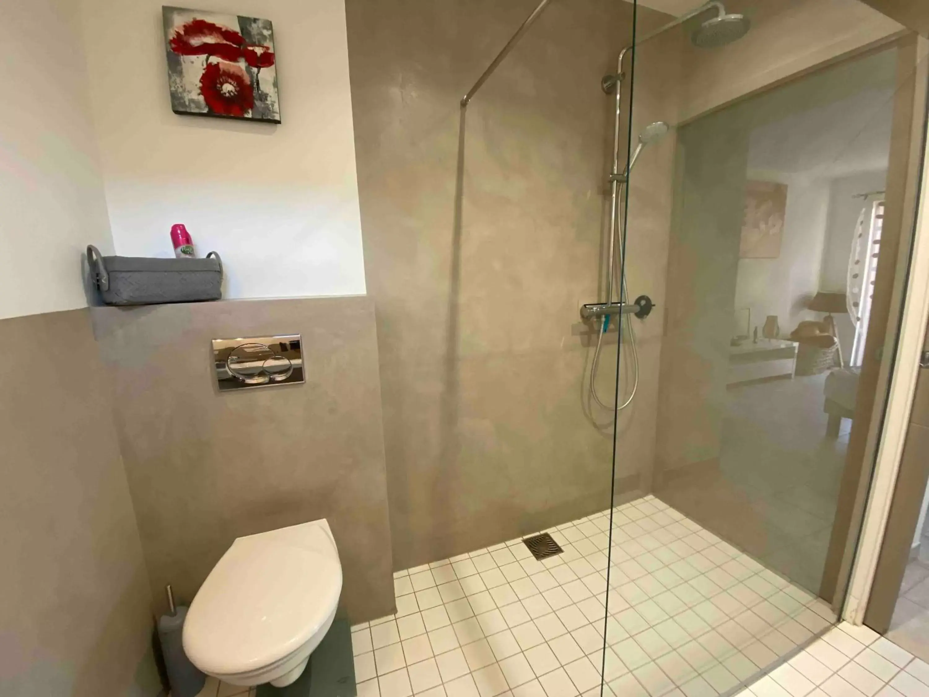 Shower, Bathroom in Chambre d'hôte au pied du Ventoux