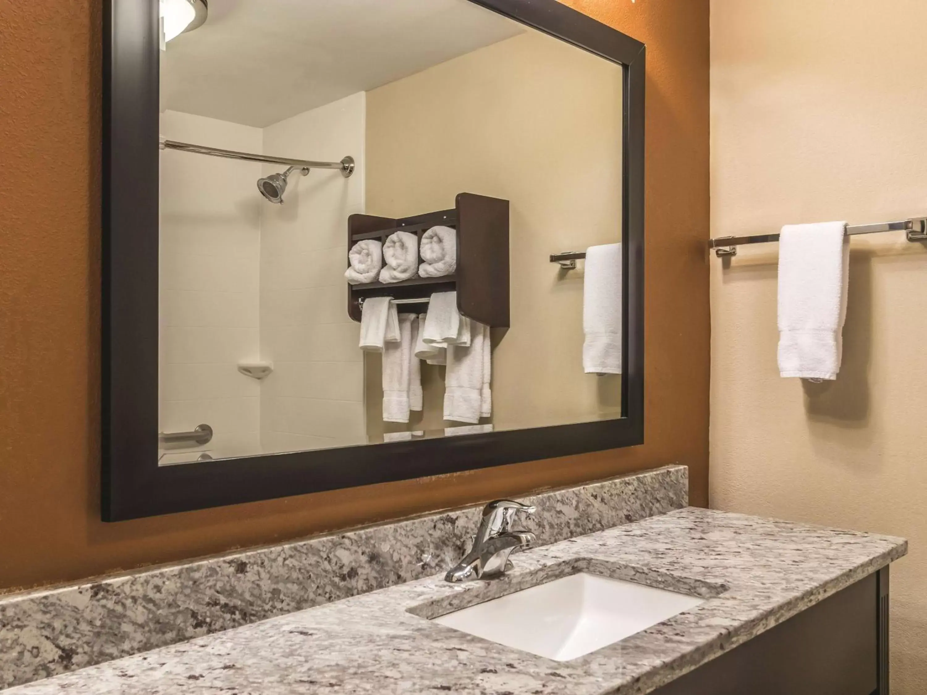 Photo of the whole room, Bathroom in La Quinta by Wyndham Knoxville Central Papermill